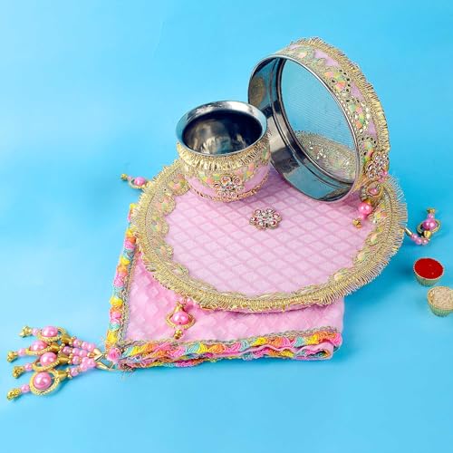 SATVIK Set mit 11 dekorativen Karwa Chauth/Karva Chauth Thali mit Lota, Channi, Geschichtenbuch, Thali-Cover, Bindi, Poster, Clay Diya, Roli-Chawal, Ghee Docht, Mehendi Kegel SATVIK Set mit 11 dekorativen Karwa Chauth/Karva Chauth Thali mit Lota, Channi, Geschichtenbuch, Thali-Cover, Bindi, Poster, Clay Diya, Roli-Chawal, Ghee Docht, Mehendi Kegel von SATVIK STORE