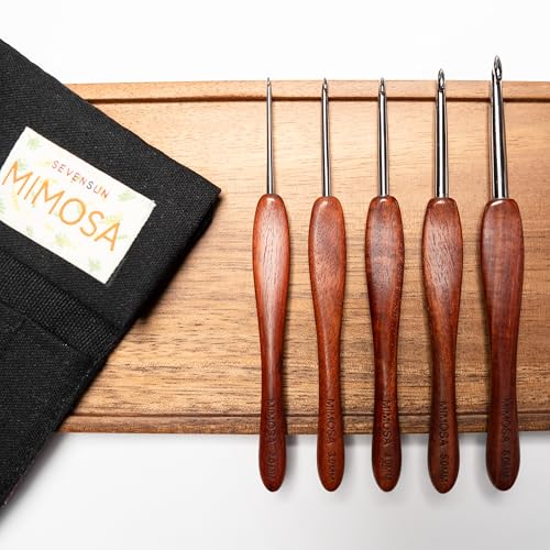 SEVENSUN Artistan Häkelnadeln, 5 Stück, 2 mm, 3 mm, 4 mm, 5 mm – reiner handgefertigter polierter Edelstahlhaken – Blut-Sandelholzgriff – High-End-Häkelnadel, Geschenk SEVENSUN Artistan Häkelnadeln, 5 Stück, 2 mm, 3 mm, 4 mm, 5 mm – reiner handgefertigter polierter Edelstahlhaken – Blut-Sandelholzgriff – High-End-Häkelnadel, Geschenk von SEVENSUN