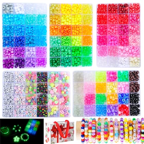 SJZWSD 5 Boxen Armbandherstellungs-Set, Pony-Perlen, 6 x 9 mm, Kandi-Rave-Perlen und Haarperlen-Set mit UV-Farbwechsel, leuchtet im Dunkeln, Chrom- und Alphabet-Buchstaben für Freundschaftsschmuck SJZWSD 5 Boxen Armbandherstellungs-Set, Pony-Perlen, 6 x 9 mm, Kandi-Rave-Perlen und Haarperlen-Set mit UV-Farbwechsel, leuchtet im Dunkeln, Chrom- und Alphabet-Buchstaben für Freundschaftsschmuck von SJZWSD