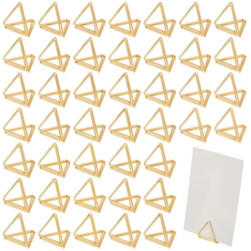 SOFPLATE 32 Stück Goldene Tischkartenhalter Tischnummernhalter In Dreiecksform Kleine Tischkartenständer Aus Metall Mit Namen Foto Und Bildclips Für Hochzeiten Partys Veranstaltungen Tafelaufsätze Ti SOFPLATE 32 Stück Goldene Tischkartenhalter Tischnummernhalter In Dreiecksform Kleine Tischkartenständer Aus Metall Mit Namen Foto Und Bildclips Für Hochzeiten Partys Veranstaltungen Tafelaufsätze Ti von SOFPLATE