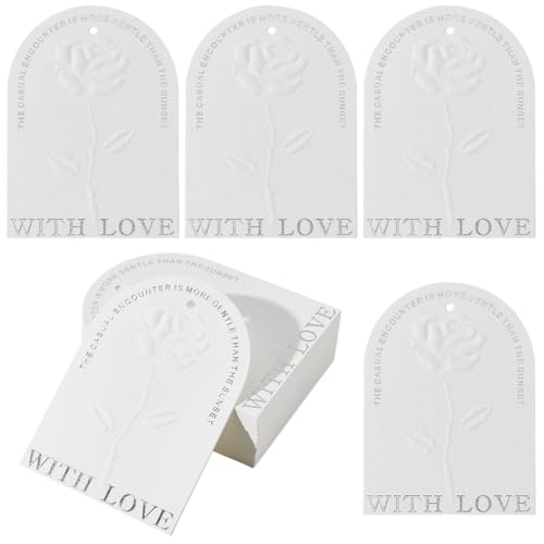 SOFPLATE Geschenkanhänger aus Folie, 9,4 x 6,9 cm, Weiß, Papieranhänger mit Loch, Prägung, Rosenblume, Bogen, silberfarbene Worte mit Liebe, personalisierbar, blanko, zum Aufhängen, Papieretiketten SOFPLATE Geschenkanhänger aus Folie, 9,4 x 6,9 cm, Weiß, Papieranhänger mit Loch, Prägung, Rosenblume, Bogen, silberfarbene Worte mit Liebe, personalisierbar, blanko, zum Aufhängen, Papieretiketten von SOFPLATE
