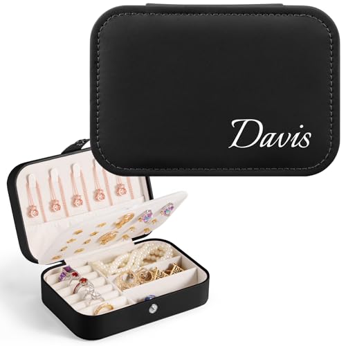 SPETYORT Personalisierte Schmuckschatulle für Frauen, individueller Reiseschmuckkoffer mit Namen, Leder-Schmuckorganizer für Ringe, Ohrringe, Halsketten, Brautjungferngeschenke SPETYORT Personalisierte Schmuckschatulle für Frauen, individueller Reiseschmuckkoffer mit Namen, Leder-Schmuckorganizer für Ringe, Ohrringe, Halsketten, Brautjungferngeschenke von SPETYORT