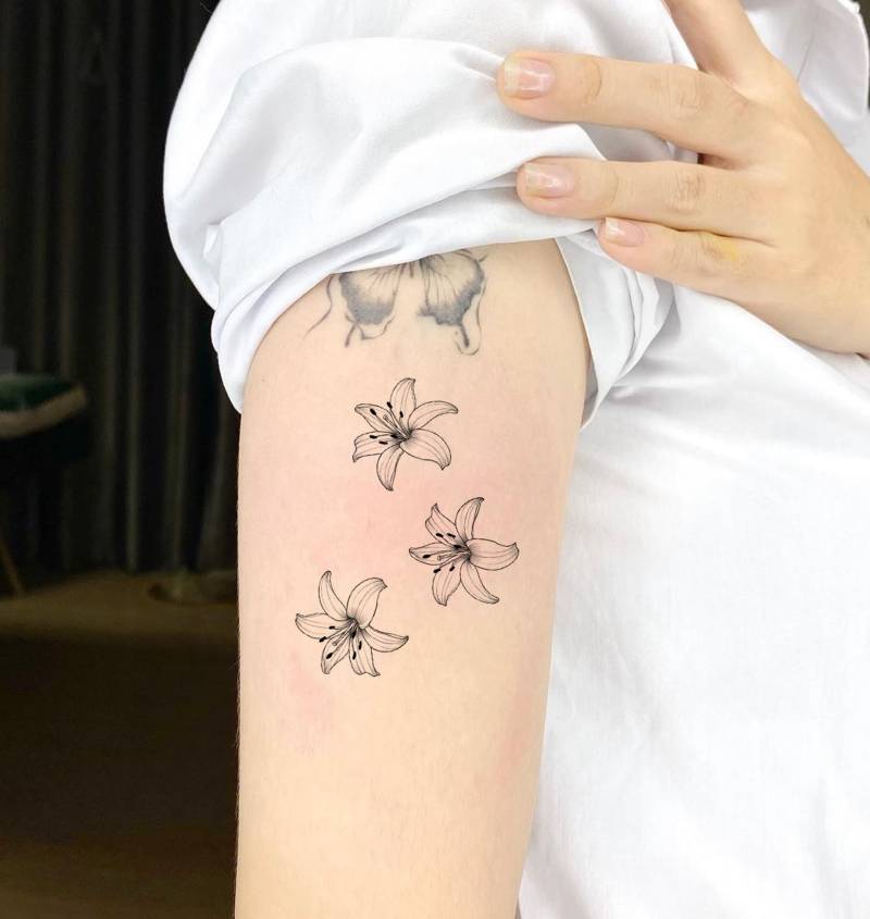 Lilie Blume Temporäres Tattoo, Lilien Fake Tattoo Künstler Geschenk, Wasserfestes Tattoo-Liebhaber Blumen von SPatrickStore
