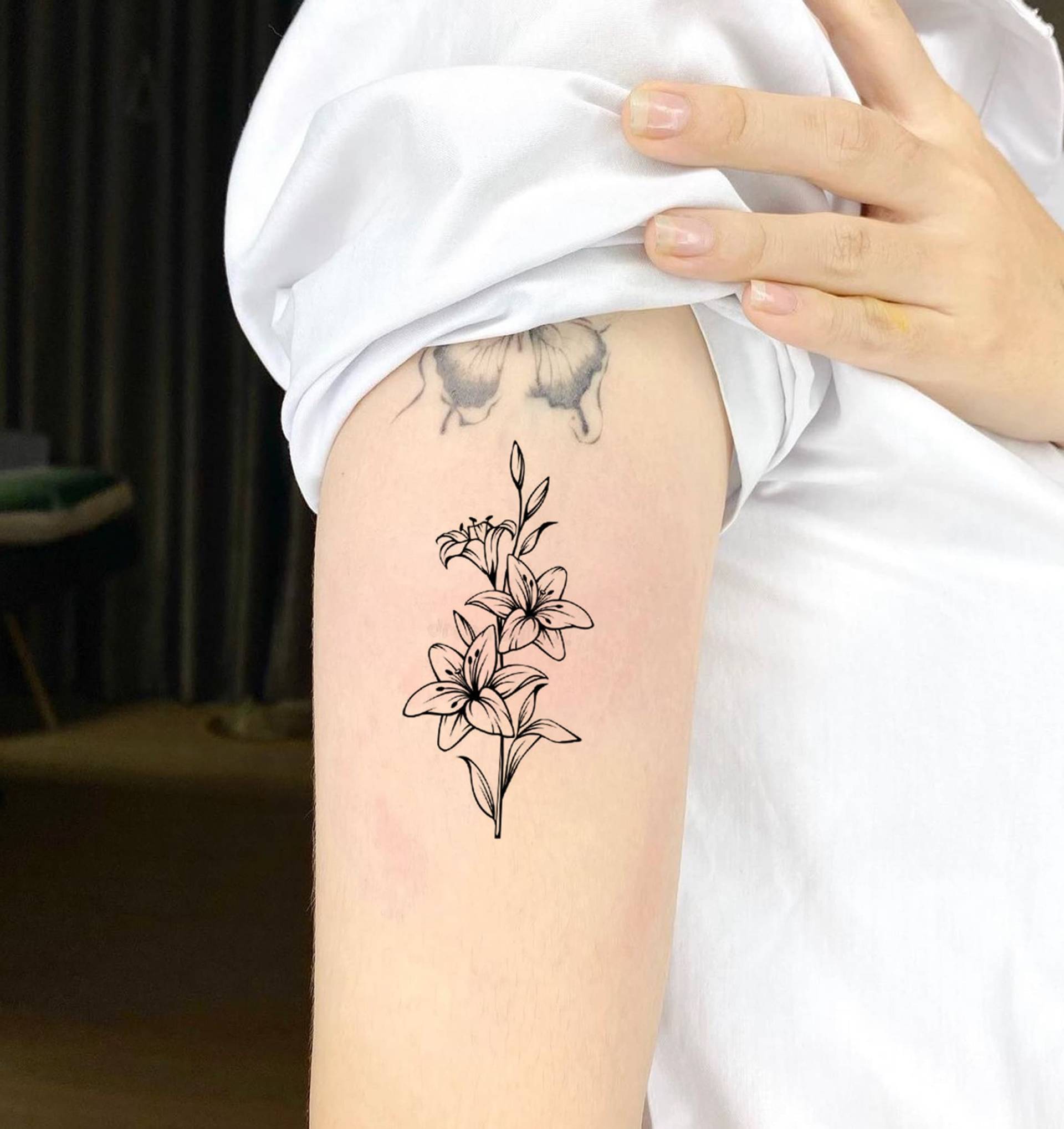 Lilie Blume Temporäres Tattoo, Lilien Fake Wasserdichtes Blumen Floraler Entfernbares Tattoo von SPatrickStore