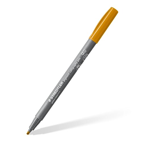 STAEDTLER Kalligraphie Fasermaler pigment Arts, goldocker, 2,00 mm Kalligraphiespitze, pigmentierte Premium-Zeichentusche, wasserfest, 10 goldocker Handlettering Filzstifte im Kartonetui, 375-16 STAEDTLER Kalligraphie Fasermaler pigment Arts, goldocker, 2,00 mm Kalligraphiespitze, pigmentierte Premium-Zeichentusche, wasserfest, 10 goldocker Handlettering Filzstifte im Kartonetui, 375-16 von STAEDTLER