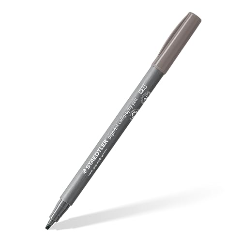 STAEDTLER Kalligraphie Fasermaler pigment Arts, medium warmgrau, 2,00 mm Kalligraphiespitze, pigmentierte Premium-Zeichentusche, wasserfest, 10 Handlettering Filzstifte im Kartonetui, 375-84 STAEDTLER Kalligraphie Fasermaler pigment Arts, medium warmgrau, 2,00 mm Kalligraphiespitze, pigmentierte Premium-Zeichentusche, wasserfest, 10 Handlettering Filzstifte im Kartonetui, 375-84 von STAEDTLER