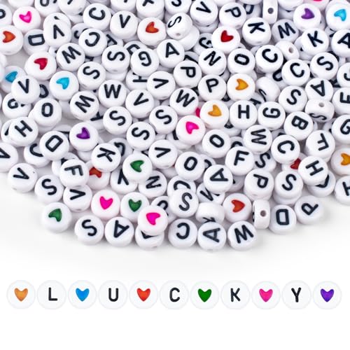 SUTOUG 1000PCS bunte Buchstabenperlen zum Auffädeln, 4 x 7 MM, A-Z weiße Buchstabenperlen und bunte Herzperlen, runde Acrylperlen für Schmuck DIY Making Crafts Armbänder Halsketten Ornamente Anhänger von SUTOUG