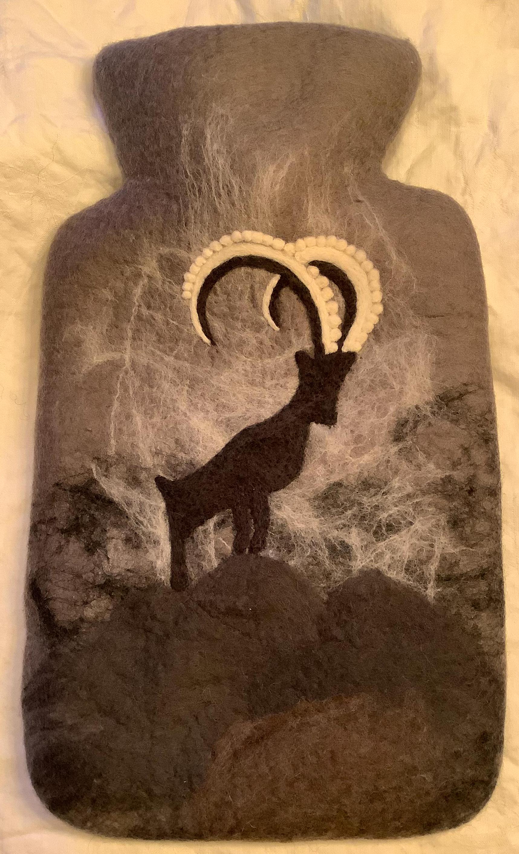 Filz Wärmflasche Steinbock Filzwärmflasche Steinbock Merinowolle Inkl. Markenwärmflasche Filz Wärmflasche Steinbock Filzwärmflasche Steinbock Merinowolle Inkl. Markenwärmflasche von SaraundOnsiFilzerei