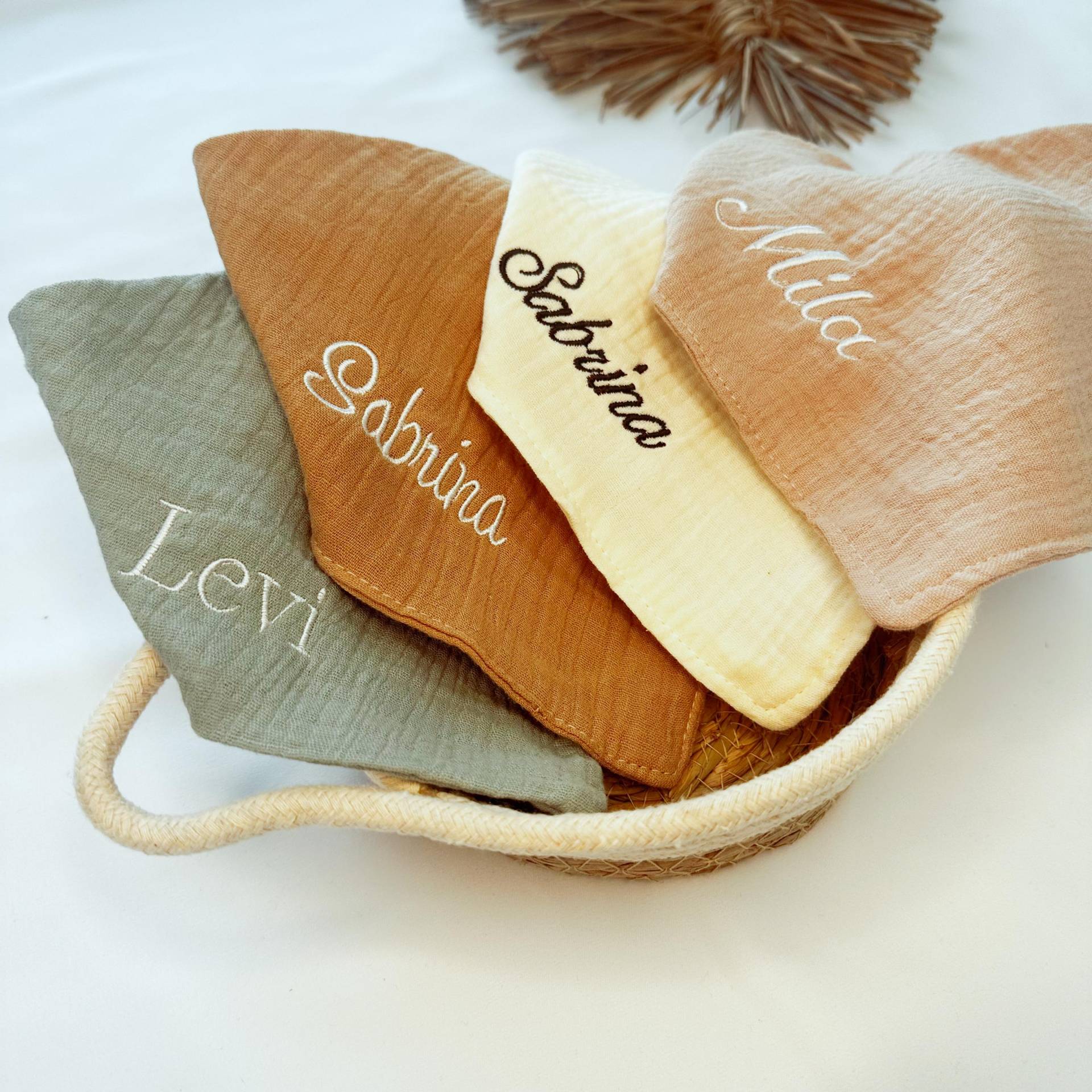 Personalisierte Halstücher, Musselin Lätzchen, Mit Namen Gestickt Personalisierte Halstücher, Musselin Lätzchen, Mit Namen Gestickt von SassyloveDE
