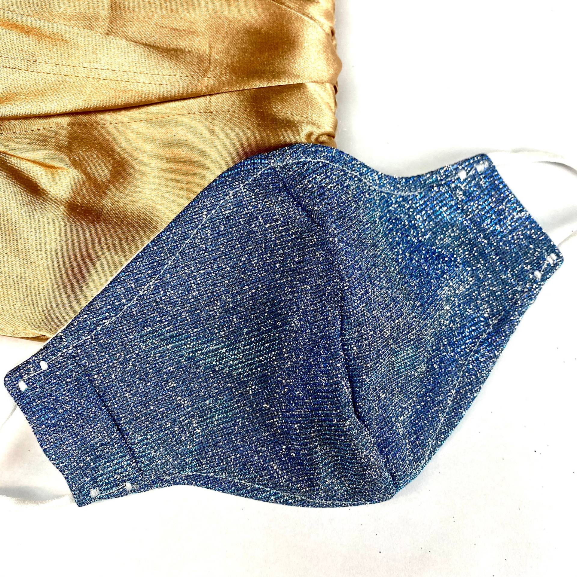 Navy Blue Glitzer Gesichtsmaske Light Weight Atmungsaktive Gesichtsbedeckung Für Herbst/ Winter Mit Nasendraht, Feiertage Hochzeiten, Brautjungfern Navy Blue Glitzer Gesichtsmaske Light Weight Atmungsaktive Gesichtsbedeckung Für Herbst/ Winter Mit Nasendraht, Feiertage Hochzeiten, Brautjungfern von Sawalach