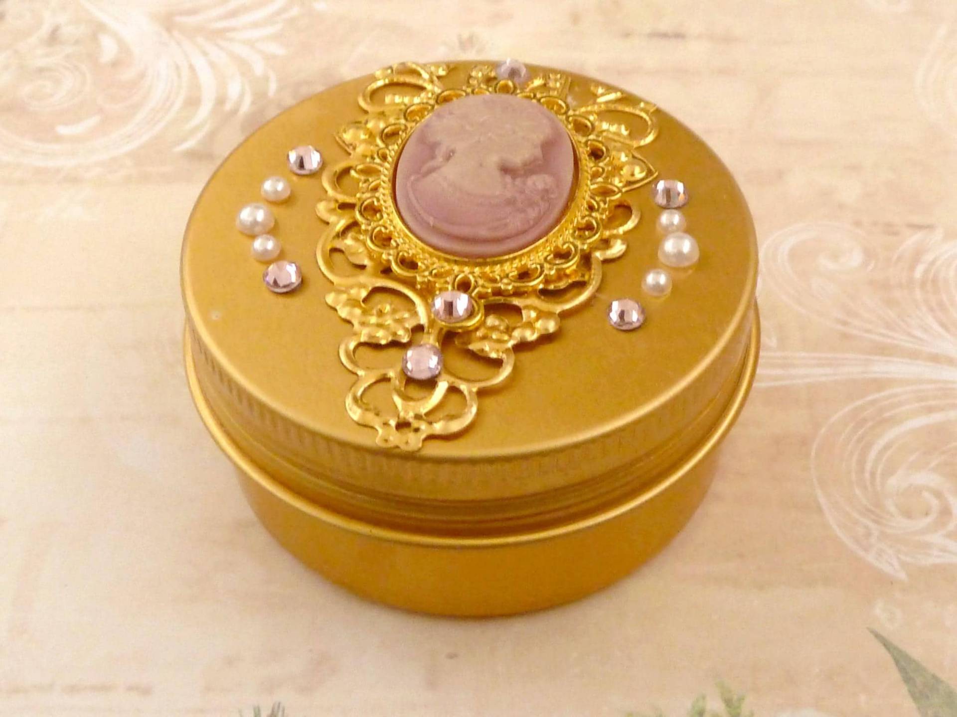 Barocke Dose Aus Metall Mit Kamee Dame Und Goldgeflecht Perlen Perlmuttgold Schmuckdose, Pillendose, Zahndose, Schraubverschluß Barocke Dose Aus Metall Mit Kamee Dame Und Goldgeflecht Perlen Perlmuttgold Schmuckdose, Pillendose, Zahndose, Schraubverschluß von Schmucktruhe