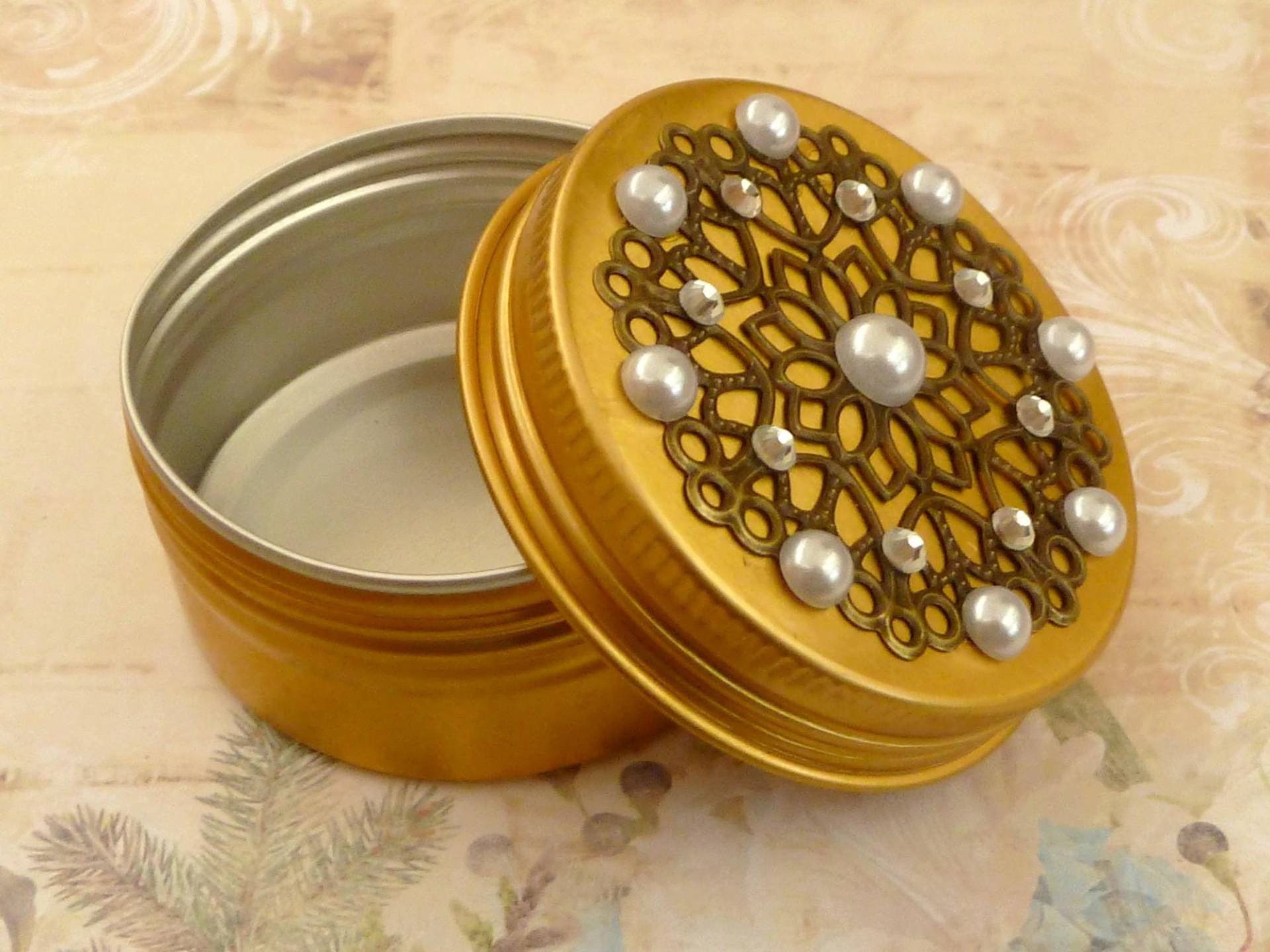 Edle Dose Aus Metall Mit Filigranem Motiv Und Perlen, Goldfarben, Weihnachtsgeschenk Mädchen, Schmuckdose, Pillendose, Schraubverschluß Edle Dose Aus Metall Mit Filigranem Motiv Und Perlen, Goldfarben, Weihnachtsgeschenk Mädchen, Schmuckdose, Pillendose, Schraubverschluß von Schmucktruhe