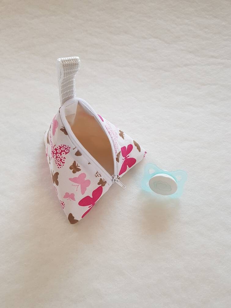 Schnullertasche, Pyramidentasche, Name, Tasche Für Schnuller, Personalisiert, Mit Namen, Wunschname, Leckerli-Tasche, Schmetterling Schnullertasche, Pyramidentasche, Name, Tasche Für Schnuller, Personalisiert, Mit Namen, Wunschname, Leckerli-Tasche, Schmetterling von Schnuckellinchen