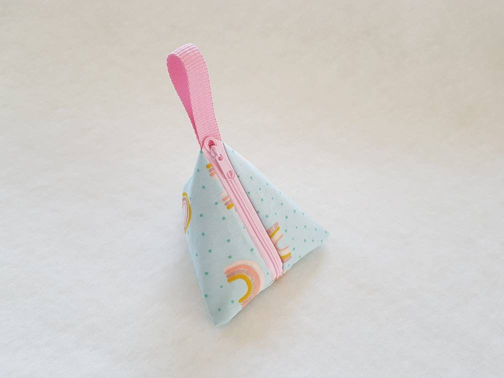 Schnullertasche, Pyramidentasche, Regenbogen, Name, Tasche Für Schnuller, Personalisiert, Mit Namen, Wunschname, Leckerlitasche Schnullertasche, Pyramidentasche, Regenbogen, Name, Tasche Für Schnuller, Personalisiert, Mit Namen, Wunschname, Leckerlitasche von Schnuckellinchen