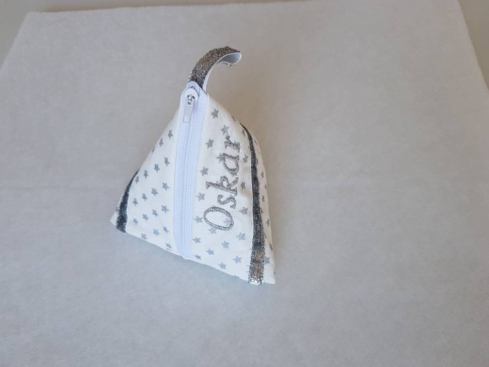 Schnullertasche, Pyramidentasche, Sterne, Name, Tasche Für Schnuller, Personalisiert, Mit Namen, Wunschname, Leckerlitasche Schnullertasche, Pyramidentasche, Sterne, Name, Tasche Für Schnuller, Personalisiert, Mit Namen, Wunschname, Leckerlitasche von Schnuckellinchen