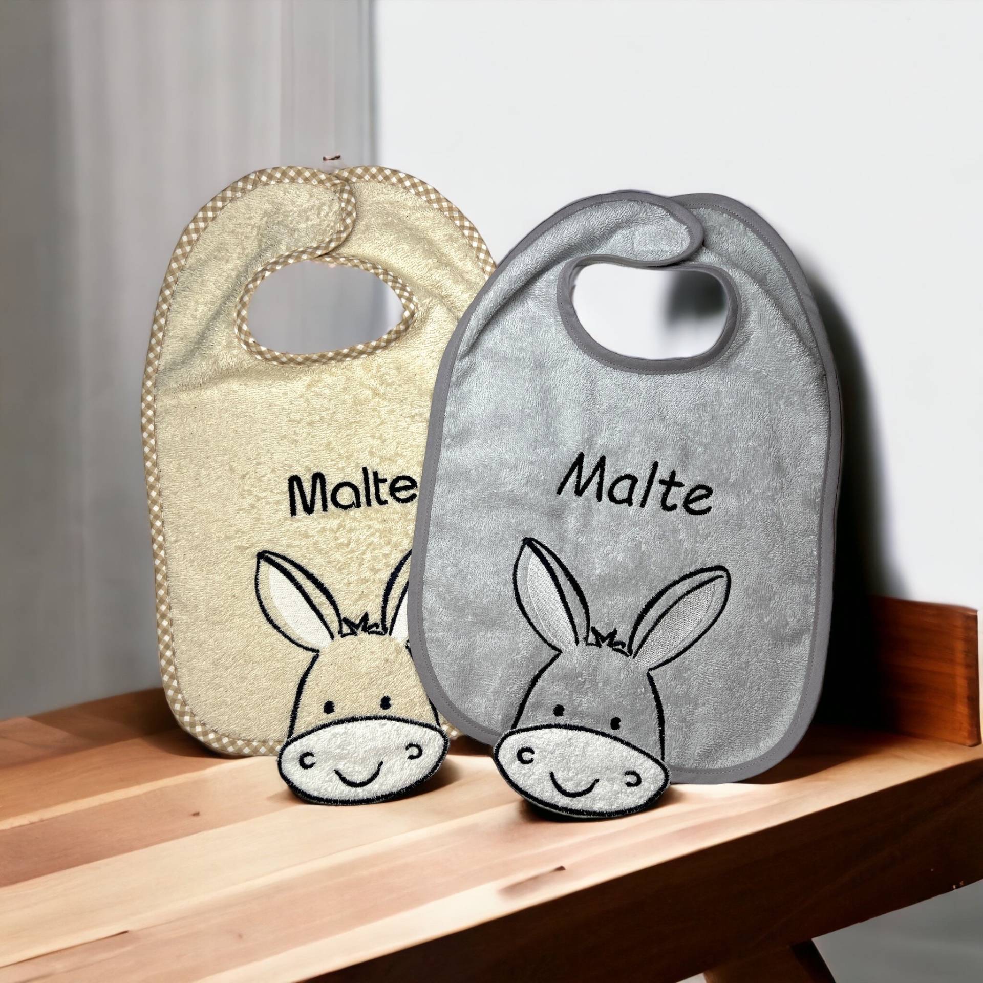 Lätzchen Mit Name, Esel, Grau Oder Beige Babylatz Lätzchen Mit Name, Esel, Grau Oder Beige Babylatz von Schnullergeschenke