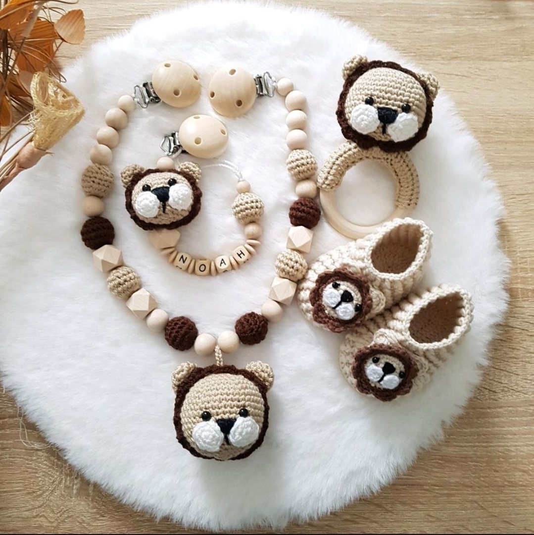 Baby Set Löwe |Schnullerkette, Kinderwagenkette Mit Namen |Greifring|Babyschuhe | Personalisiert Baby Set Löwe |Schnullerkette, Kinderwagenkette Mit Namen |Greifring|Babyschuhe | Personalisiert von SchnullerkettenHaSi