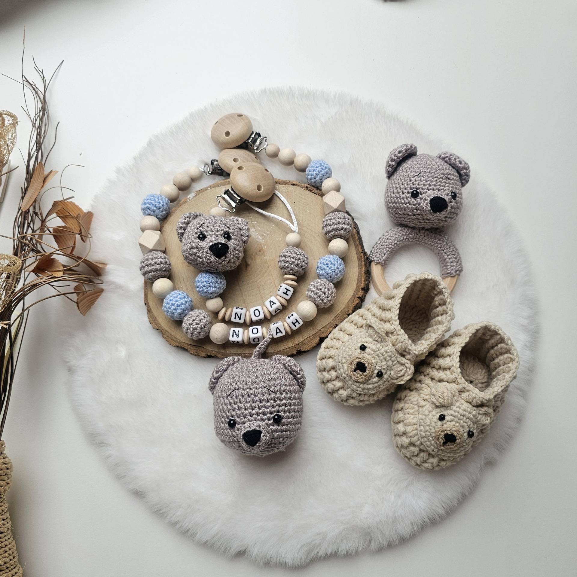 Babygeschenke Set| Schnullerkette Für Mädchen Und Junge|Kinderwagenkette|Greifring|Babyschuhe Bär|Personalisierte Kette Babygeschenke Set| Schnullerkette Für Mädchen Und Junge|Kinderwagenkette|Greifring|Babyschuhe Bär|Personalisierte Kette von SchnullerkettenHaSi