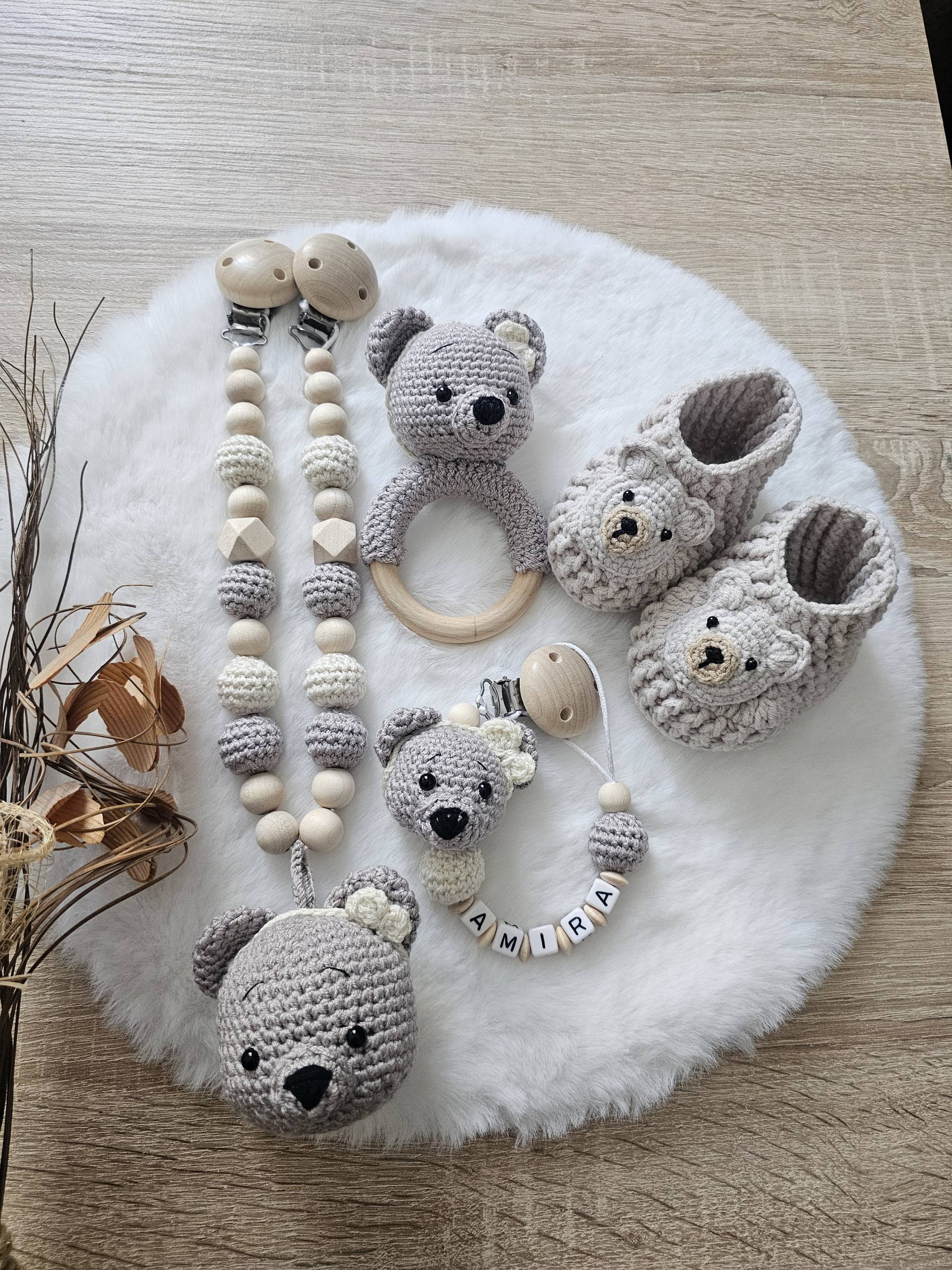 Babygeschenke Set| Schnullerkette|Kinderwagenkette|Greifring|Babyschuhe Bär|Personalisiert Babygeschenke Set| Schnullerkette|Kinderwagenkette|Greifring|Babyschuhe Bär|Personalisiert von SchnullerkettenHaSi