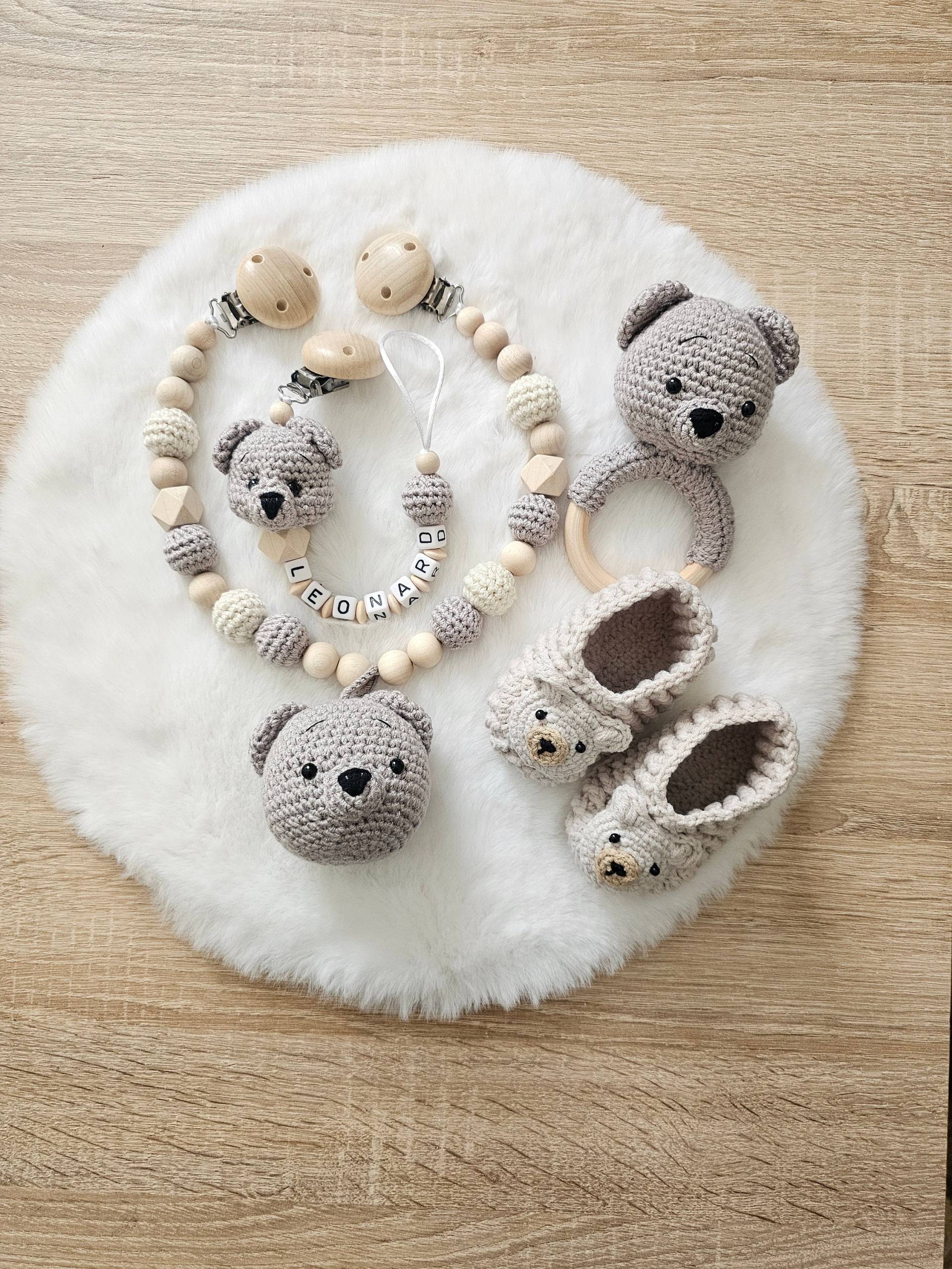 Babygeschenke Set| Schnullerkette|Kinderwagenkette|Greifring|Babyschuhe Bär|Personalisiert Babygeschenke Set| Schnullerkette|Kinderwagenkette|Greifring|Babyschuhe Bär|Personalisiert von SchnullerkettenHaSi