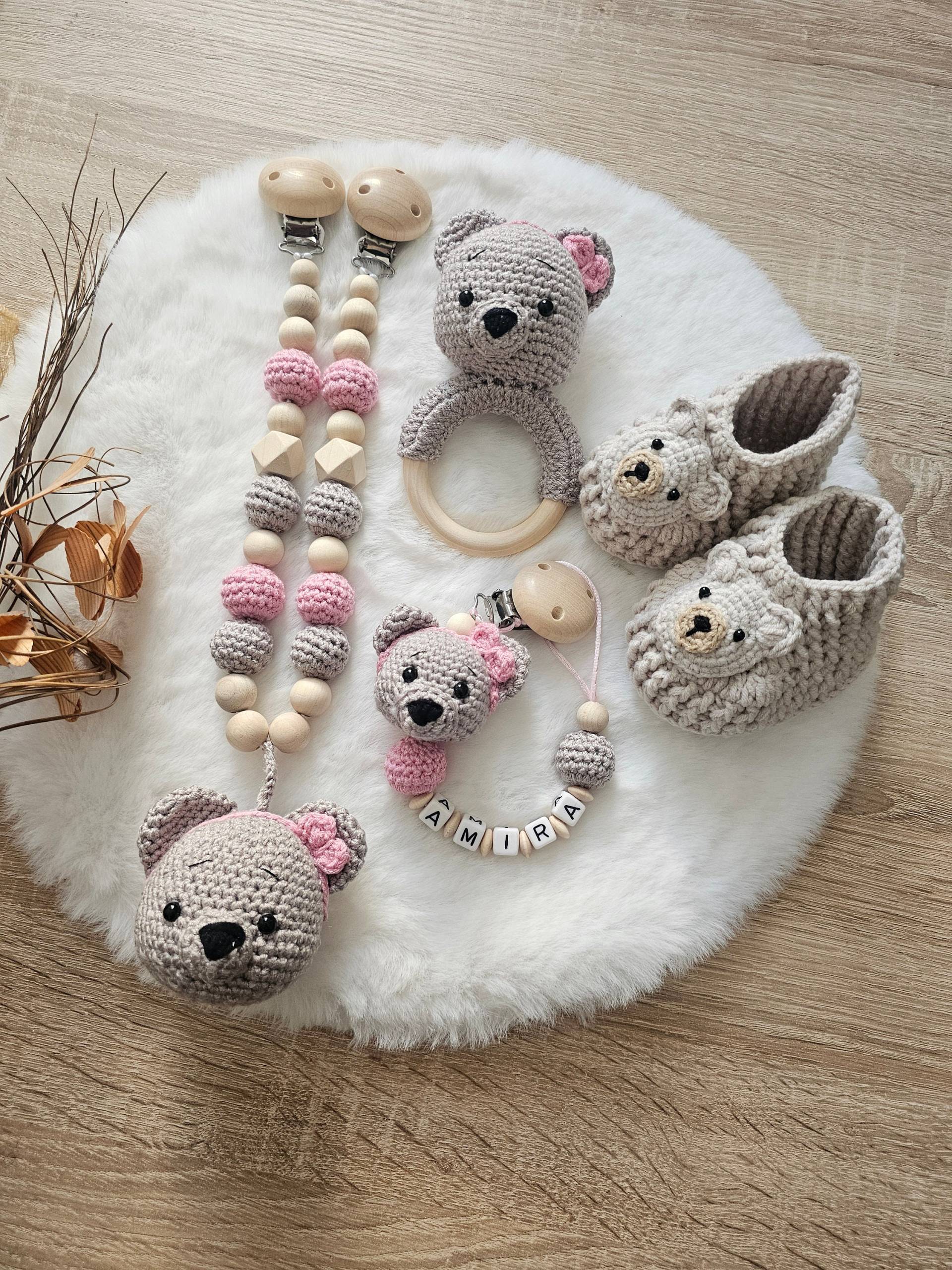 Babygeschenke Set| Schnullerkette|Kinderwagenkette|Greifring|Babyschuhe Bär|Personalisiert Babygeschenke Set| Schnullerkette|Kinderwagenkette|Greifring|Babyschuhe Bär|Personalisiert von SchnullerkettenHaSi