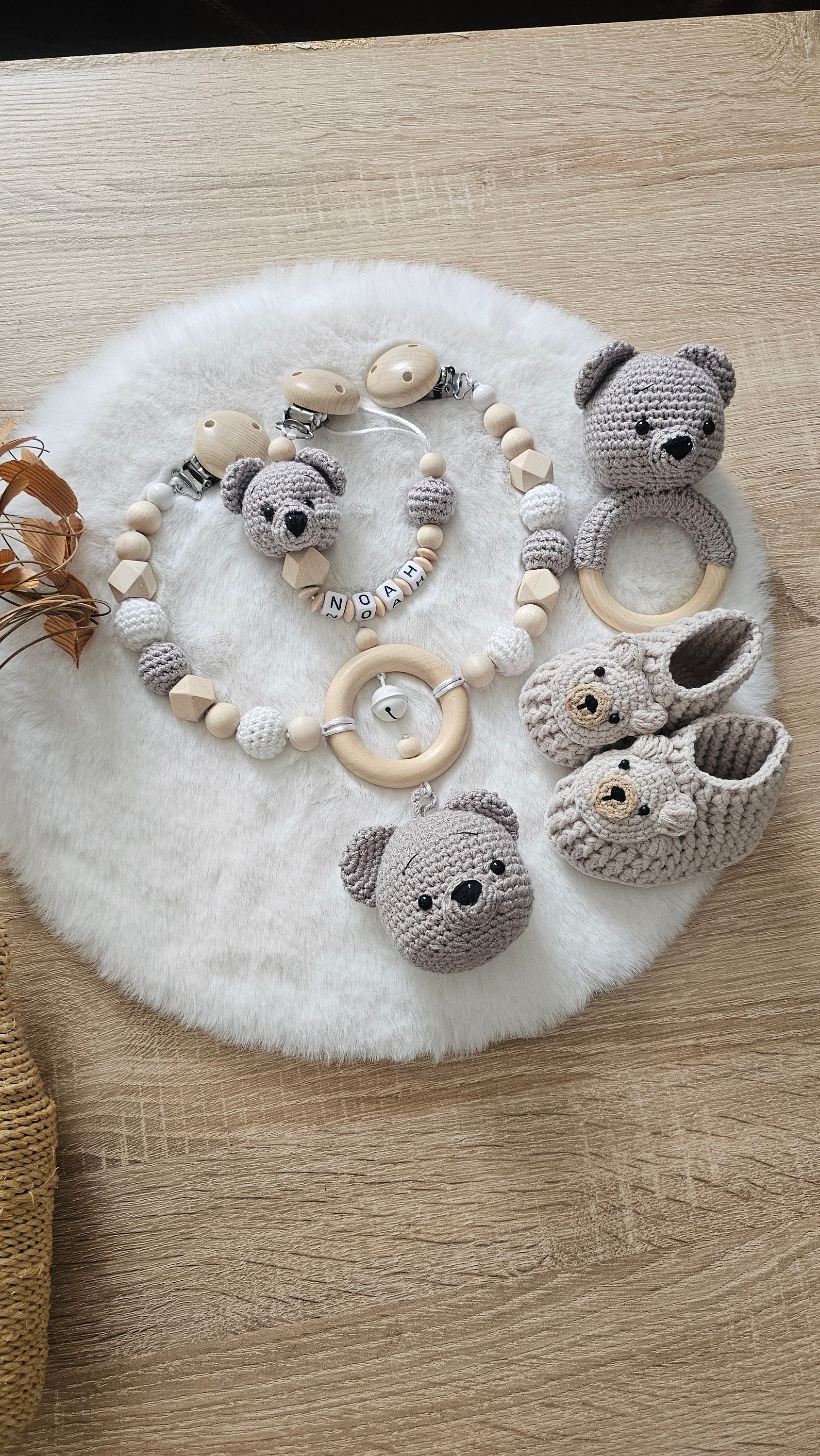 Babygeschenke Set| Schnullerkette|Kinderwagenkette|Greifring|Babyschuhe Bär|Personalisiert Babygeschenke Set| Schnullerkette|Kinderwagenkette|Greifring|Babyschuhe Bär|Personalisiert von SchnullerkettenHaSi