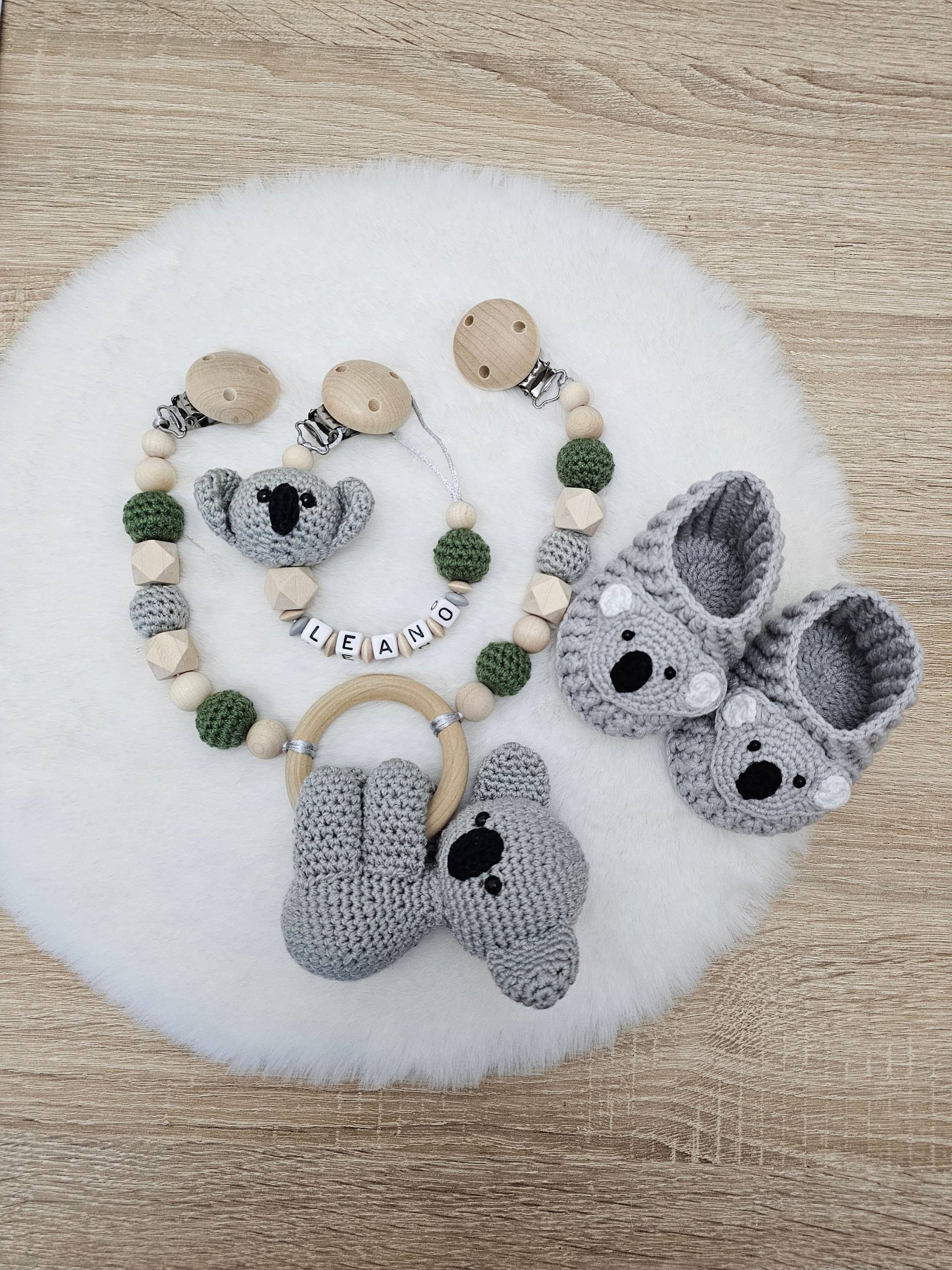 Babygeschenke Set Zur Geburt Koala |Kinderwagenkette|Schnullerkette Mit Namen|Babyhäkelschuhe Babygeschenke Set Zur Geburt Koala |Kinderwagenkette|Schnullerkette Mit Namen|Babyhäkelschuhe von SchnullerkettenHaSi