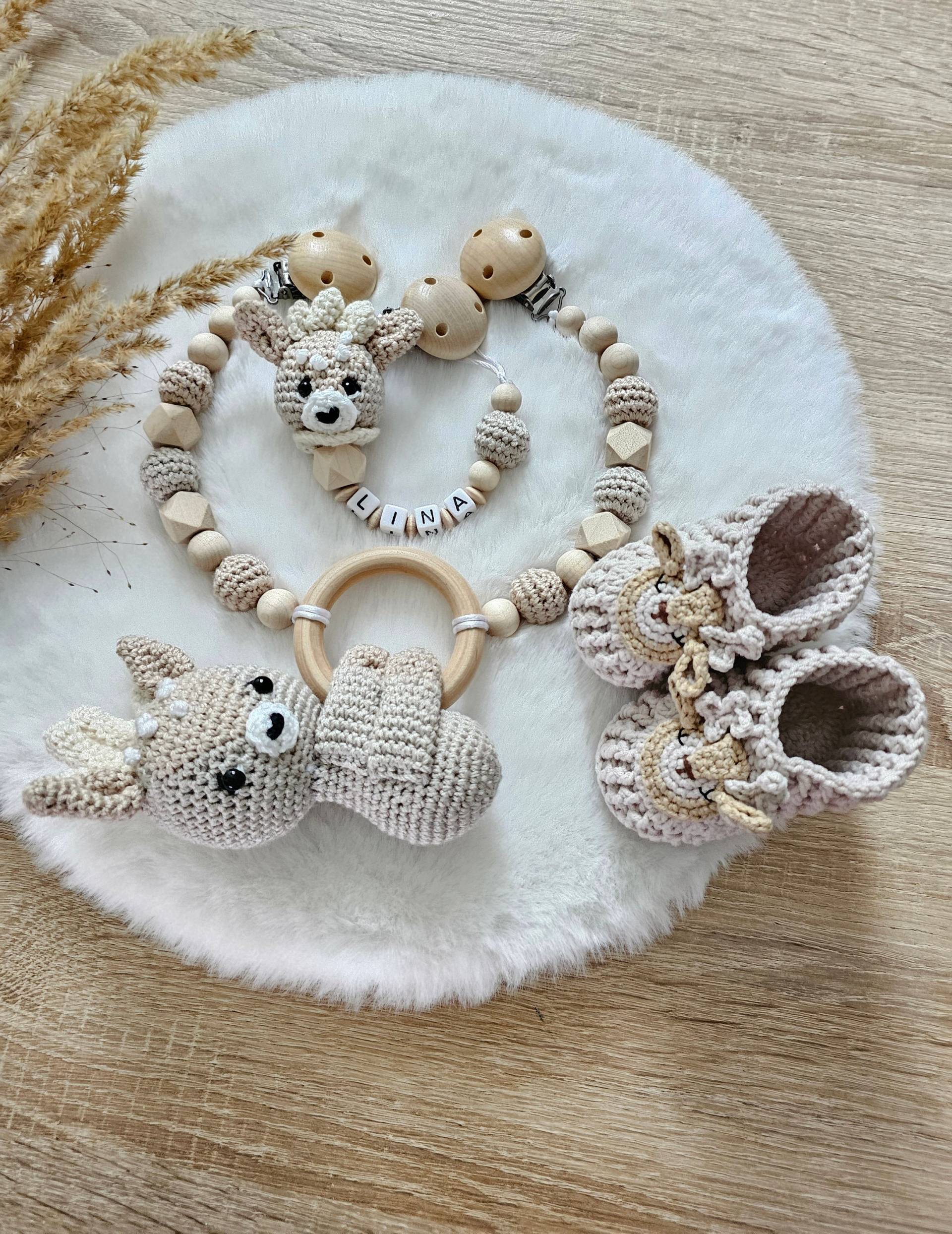 Babygeschenke Set Zur Geburt Rehkitz|Kinderwagenkette |Schnullerkette Mit Namen|Babyhäkelschuhe Neutral| Neweborn Babygeschenke Set Zur Geburt Rehkitz|Kinderwagenkette |Schnullerkette Mit Namen|Babyhäkelschuhe Neutral| Neweborn von SchnullerkettenHaSi