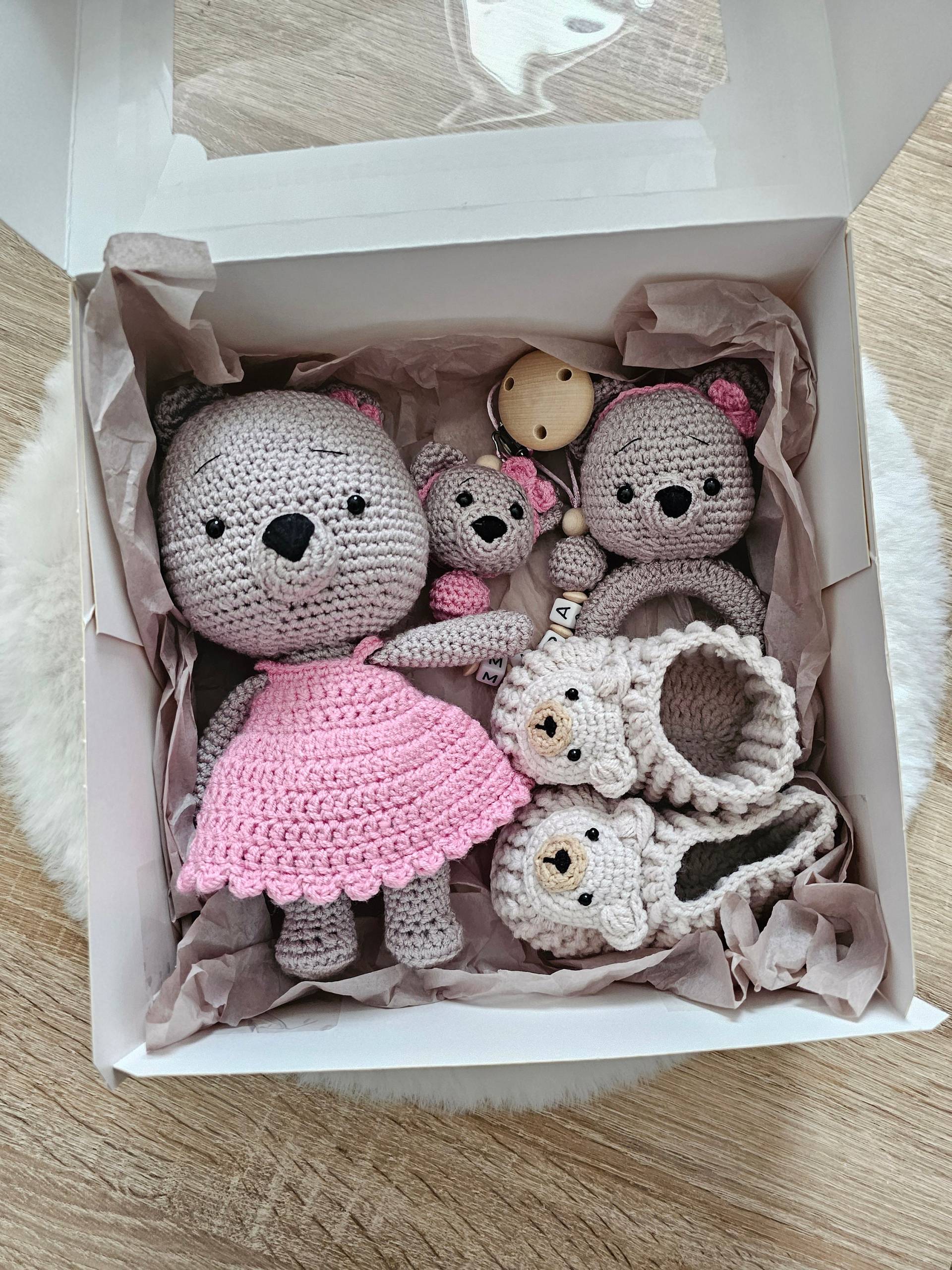 Babygeschenke Set Zur Geburt |Schmusetier| Rassel| Schnullerkette Mit Namen| Babschuhe Babygeschenke Set Zur Geburt |Schmusetier| Rassel| Schnullerkette Mit Namen| Babschuhe von SchnullerkettenHaSi