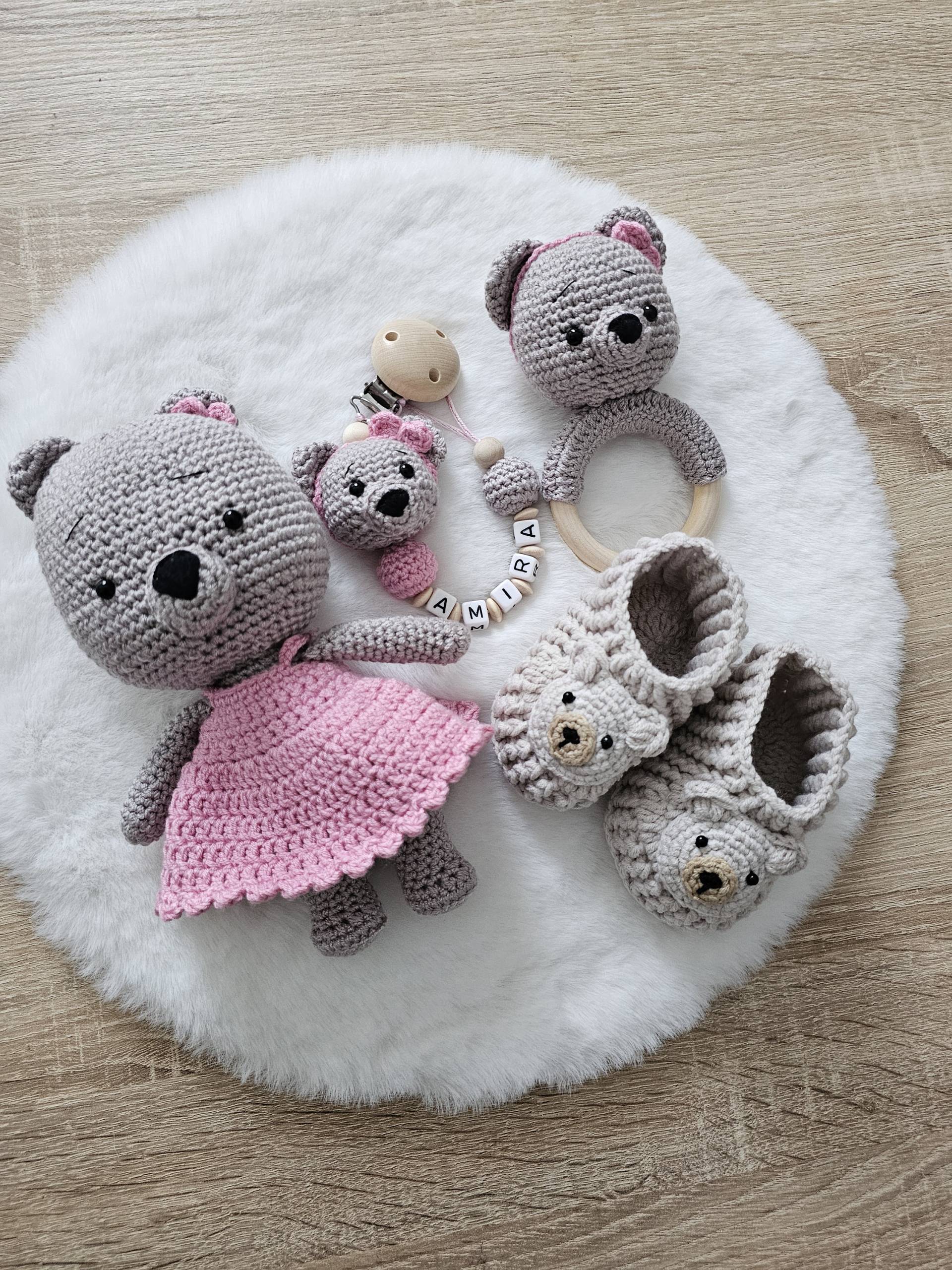 Babygeschenke Set Zur Geburt |Schmusetier| Rassel| Schnullerkette Mit Namen| Babschuhe Babygeschenke Set Zur Geburt |Schmusetier| Rassel| Schnullerkette Mit Namen| Babschuhe von SchnullerkettenHaSi