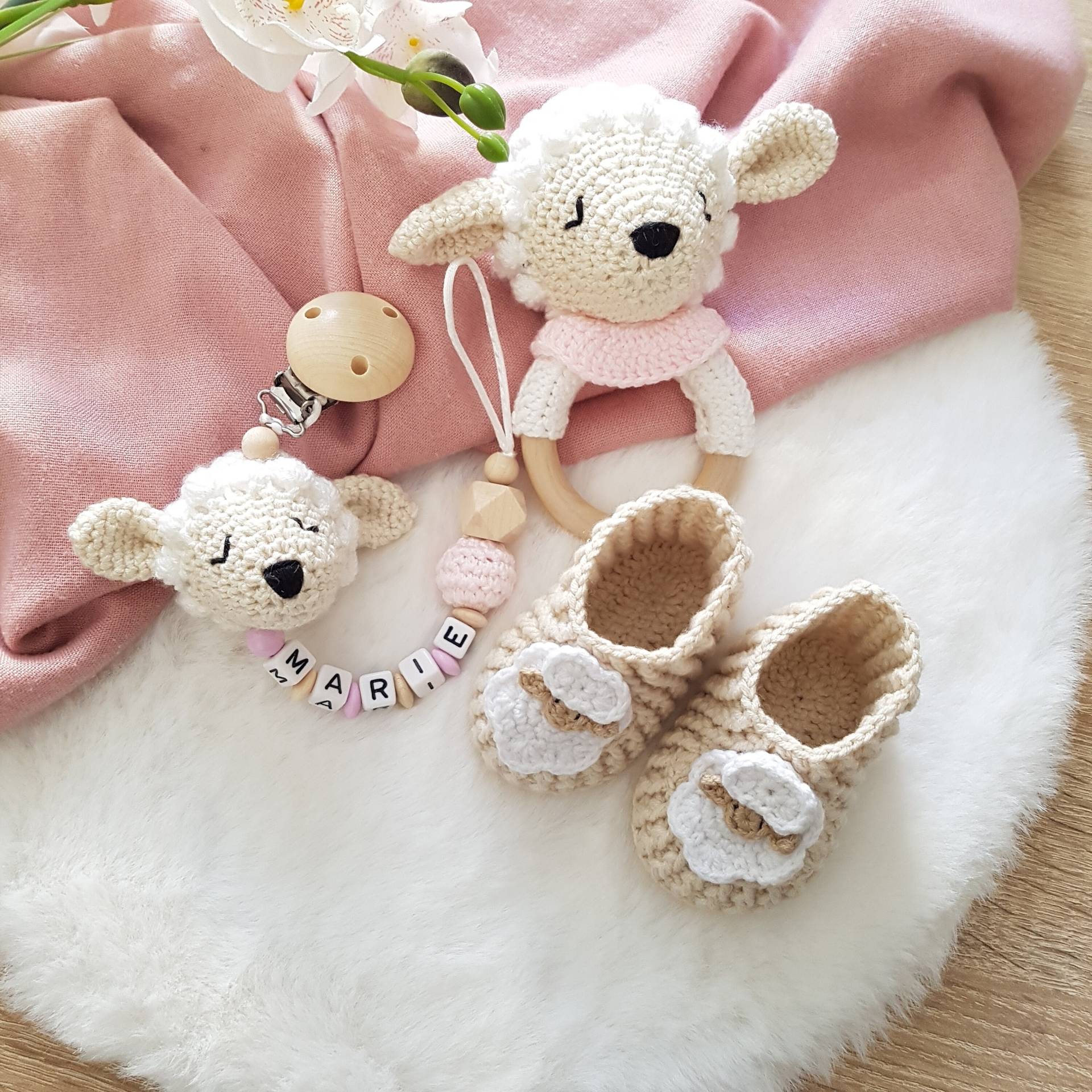 Babygeschenke Zur Geburt |Schnullerkette Lamm|Babyschuhe| Unisex | Greifring Babygeschenke Zur Geburt |Schnullerkette Lamm|Babyschuhe| Unisex | Greifring von SchnullerkettenHaSi