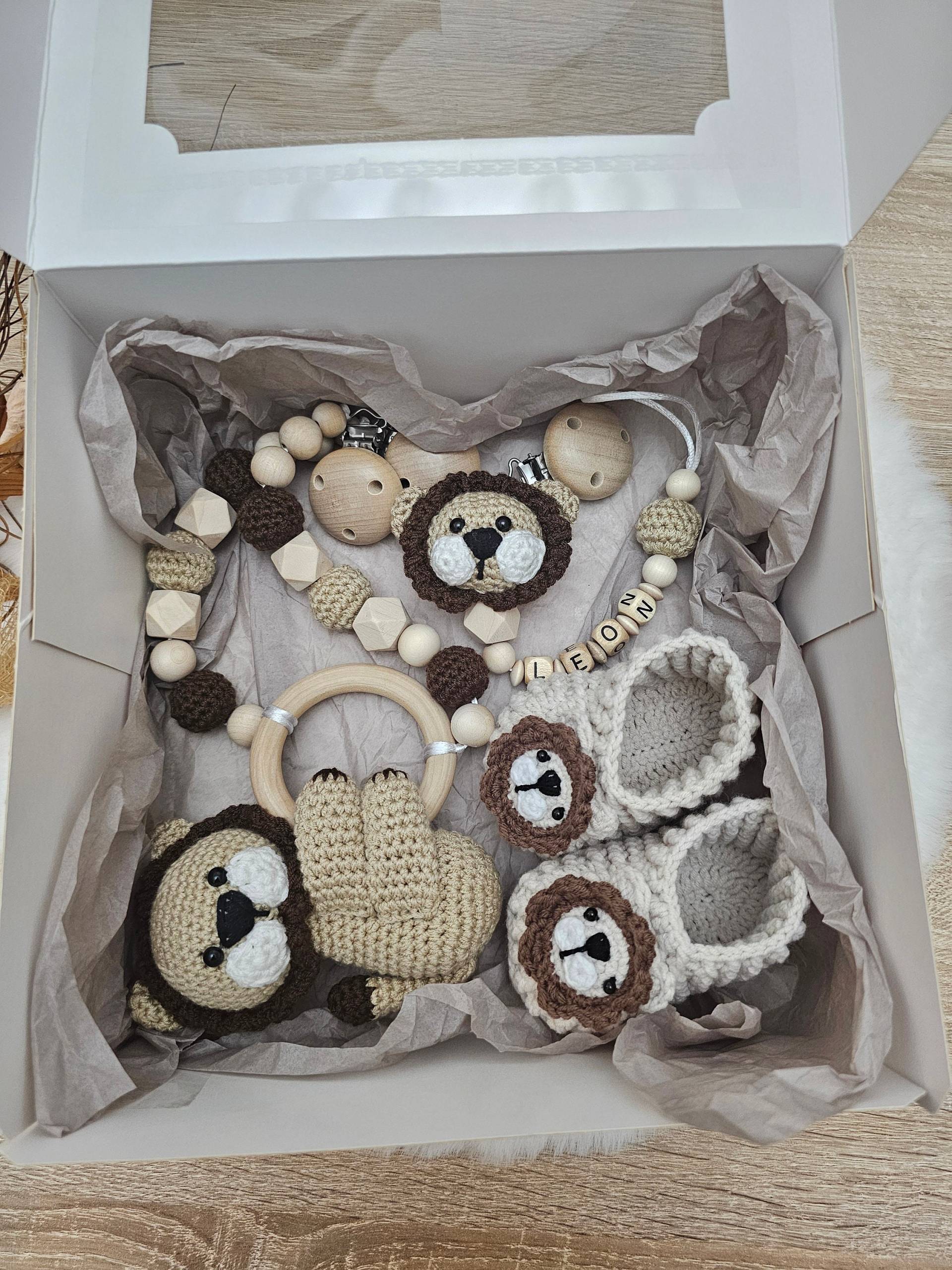 Babyggeschenke, Schnullerkette Mit Namen, Kinderwagenkette , Babyschuhe Löwe, Personalisierte Babygeschenke Set Im Geschenkbox Babyggeschenke, Schnullerkette Mit Namen, Kinderwagenkette , Babyschuhe Löwe, Personalisierte Babygeschenke Set Im Geschenkbox von SchnullerkettenHaSi