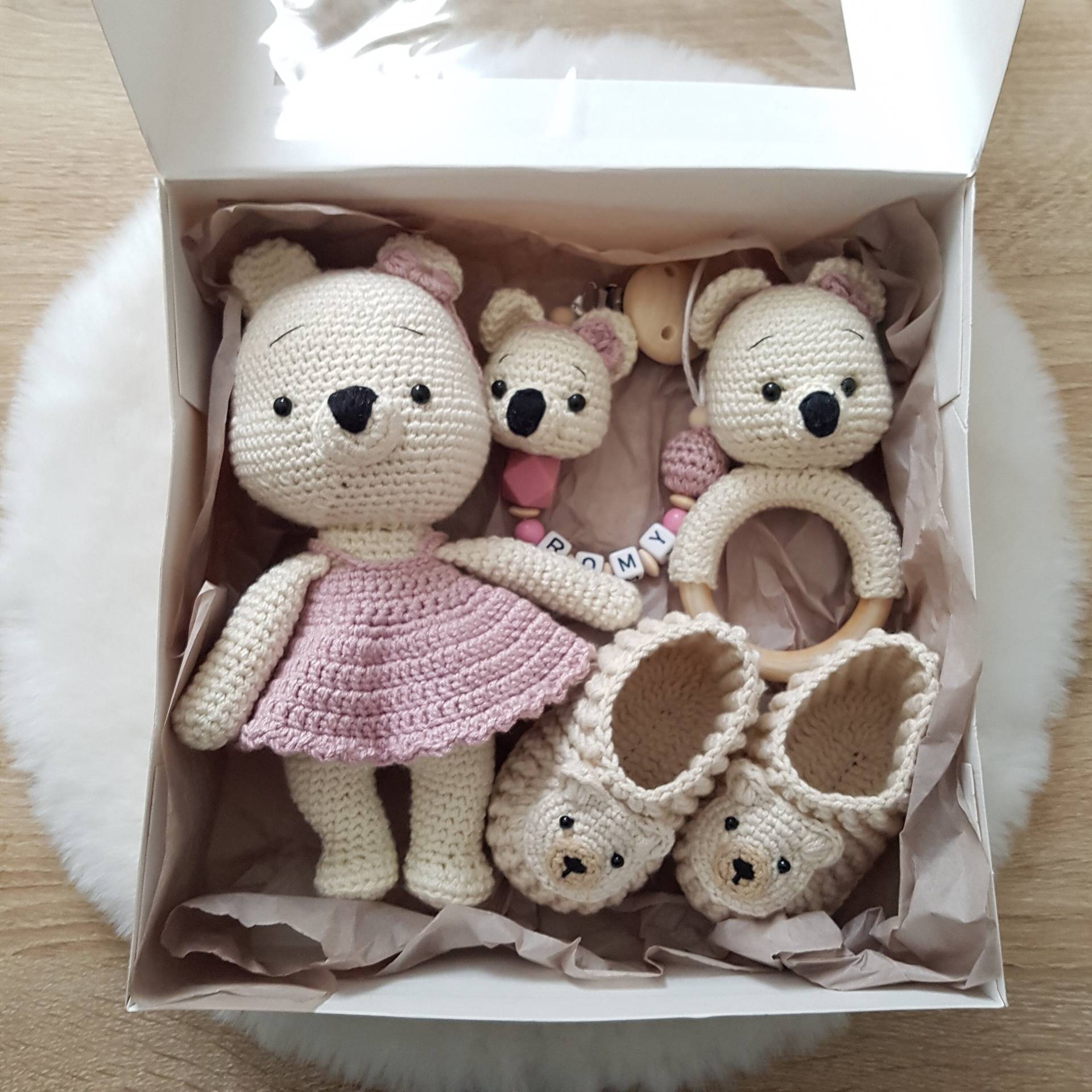 Geschenkset Für Baby Mädchen Schmusetier, Schnullerkette Mit Namen, Rassel Bär, Häkelschuhe Geschenkset Für Baby Mädchen Schmusetier, Schnullerkette Mit Namen, Rassel Bär, Häkelschuhe von SchnullerkettenHaSi