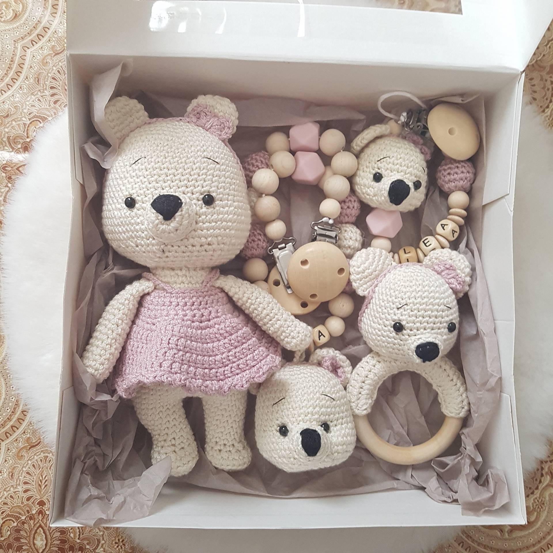 Geschenkset Für Babyshower Personalisierte Schnullerkette|Kinderwagenkette|Greifring|Häkeltier Bär Geschenkset Für Babyshower Personalisierte Schnullerkette|Kinderwagenkette|Greifring|Häkeltier Bär von SchnullerkettenHaSi