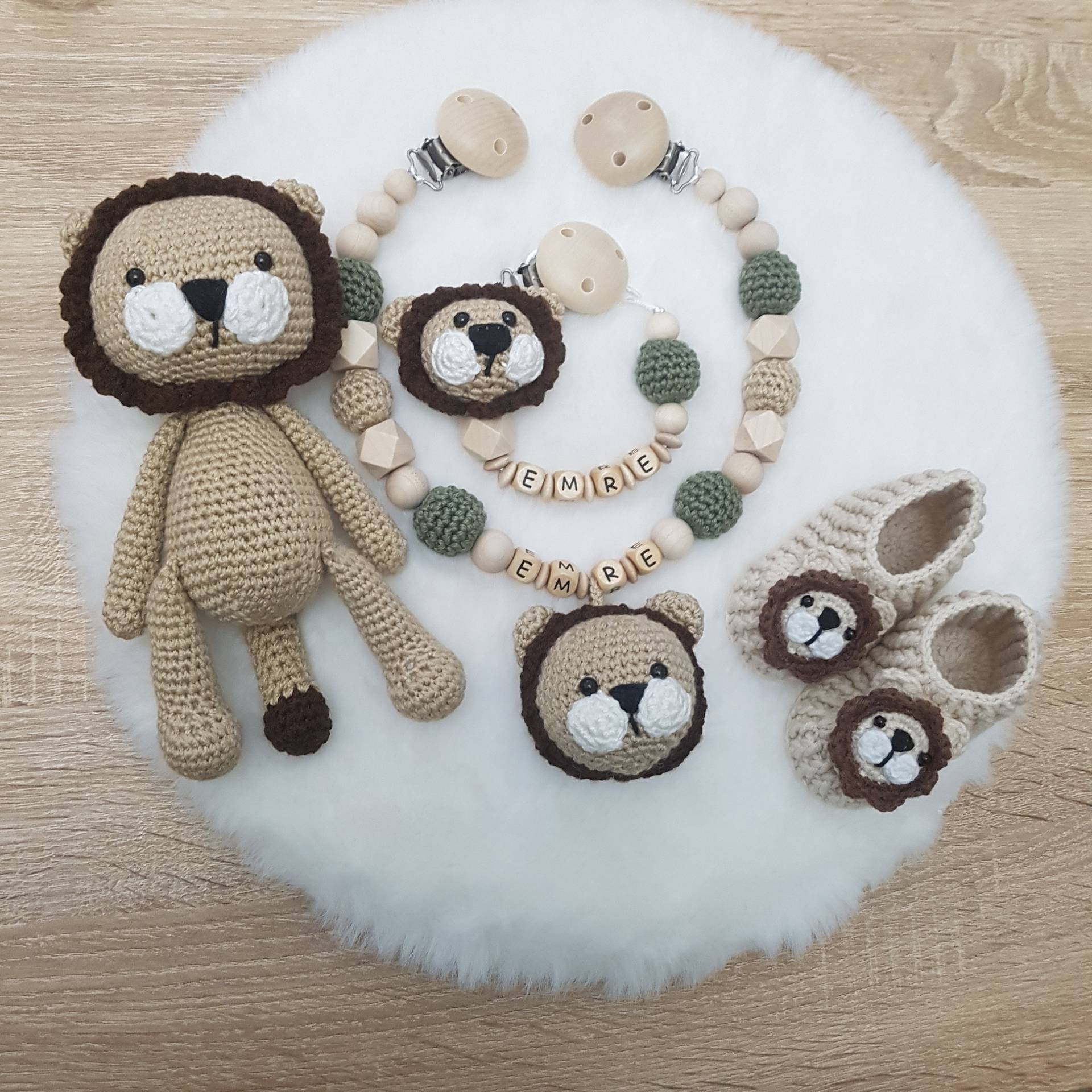 Geschenkset Zur Geburt Personalisierte Schnullerkette, Kinderwagenkette, Häkeltier Und Häkelschuhe Geschenkset Zur Geburt Personalisierte Schnullerkette, Kinderwagenkette, Häkeltier Und Häkelschuhe von SchnullerkettenHaSi