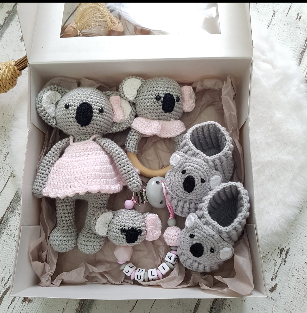 Personalisierte Geschenkset Für Geburt Koalabär , Schnullerkette Mit Namen, Greifring, Kuscheltier, Babyschuhe Personalisierte Geschenkset Für Geburt Koalabär , Schnullerkette Mit Namen, Greifring, Kuscheltier, Babyschuhe von SchnullerkettenHaSi