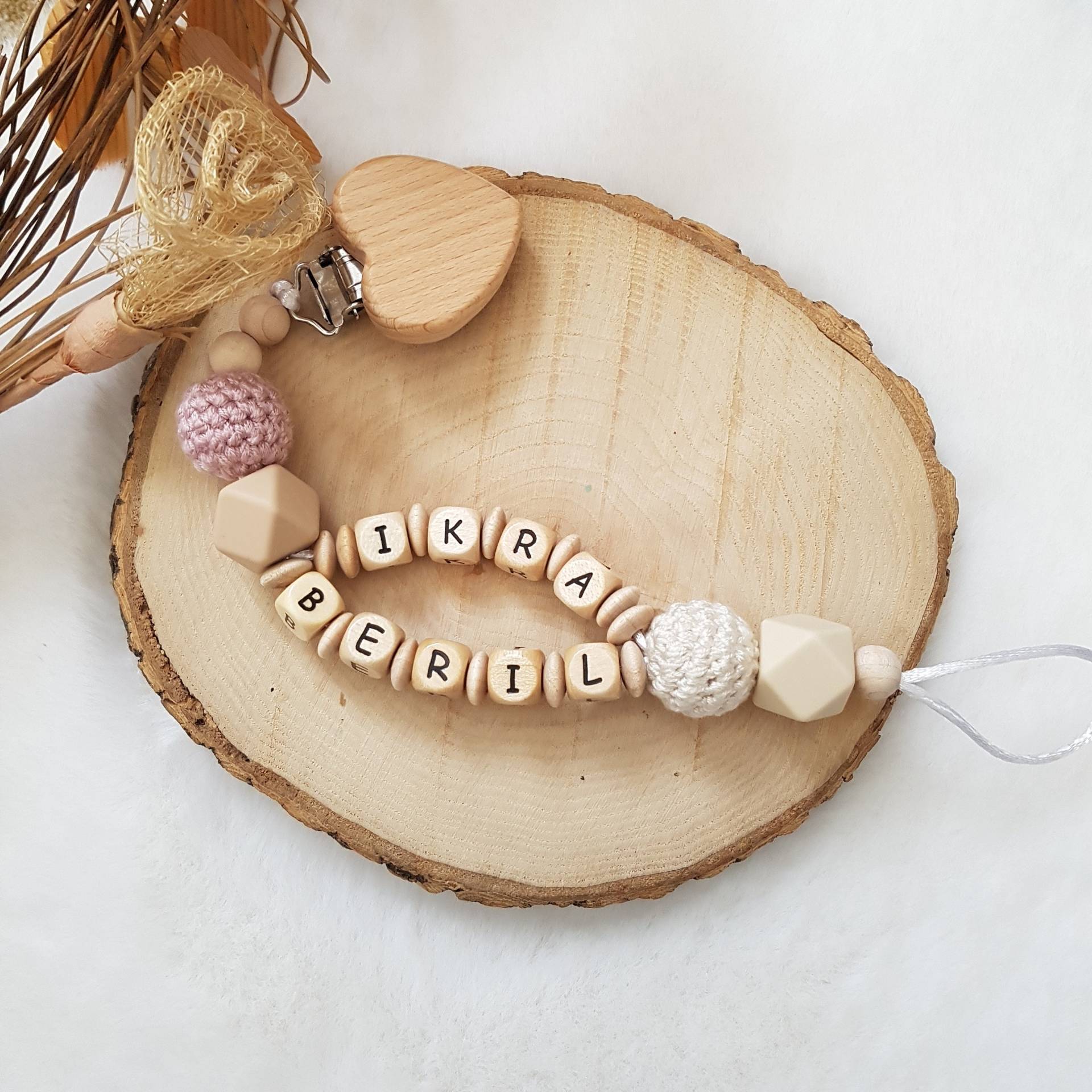 Schnullerkette Doppelnamen Personalisiert Herzclips Neutral Schnullerkette Doppelnamen Personalisiert Herzclips Neutral von SchnullerkettenHaSi