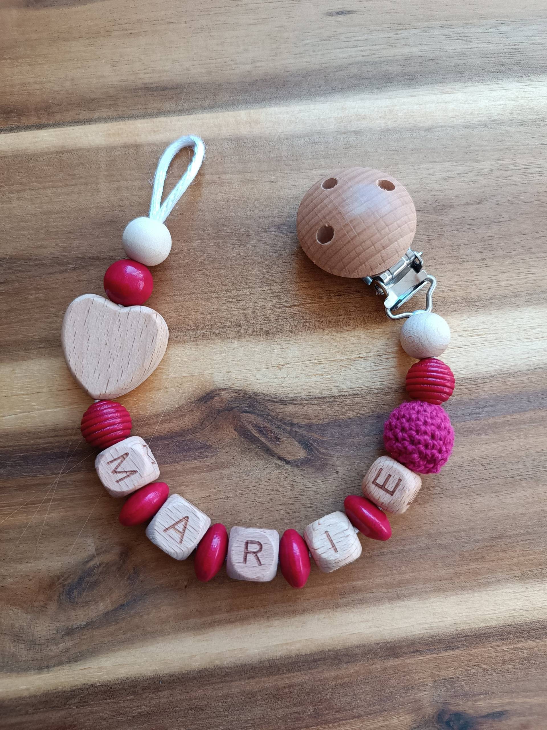 Personalisierte Schnullerkette Mit Herz-Perle Und Häkelperle Personalisierte Schnullerkette Mit Herz-Perle Und Häkelperle von Schnulliebe