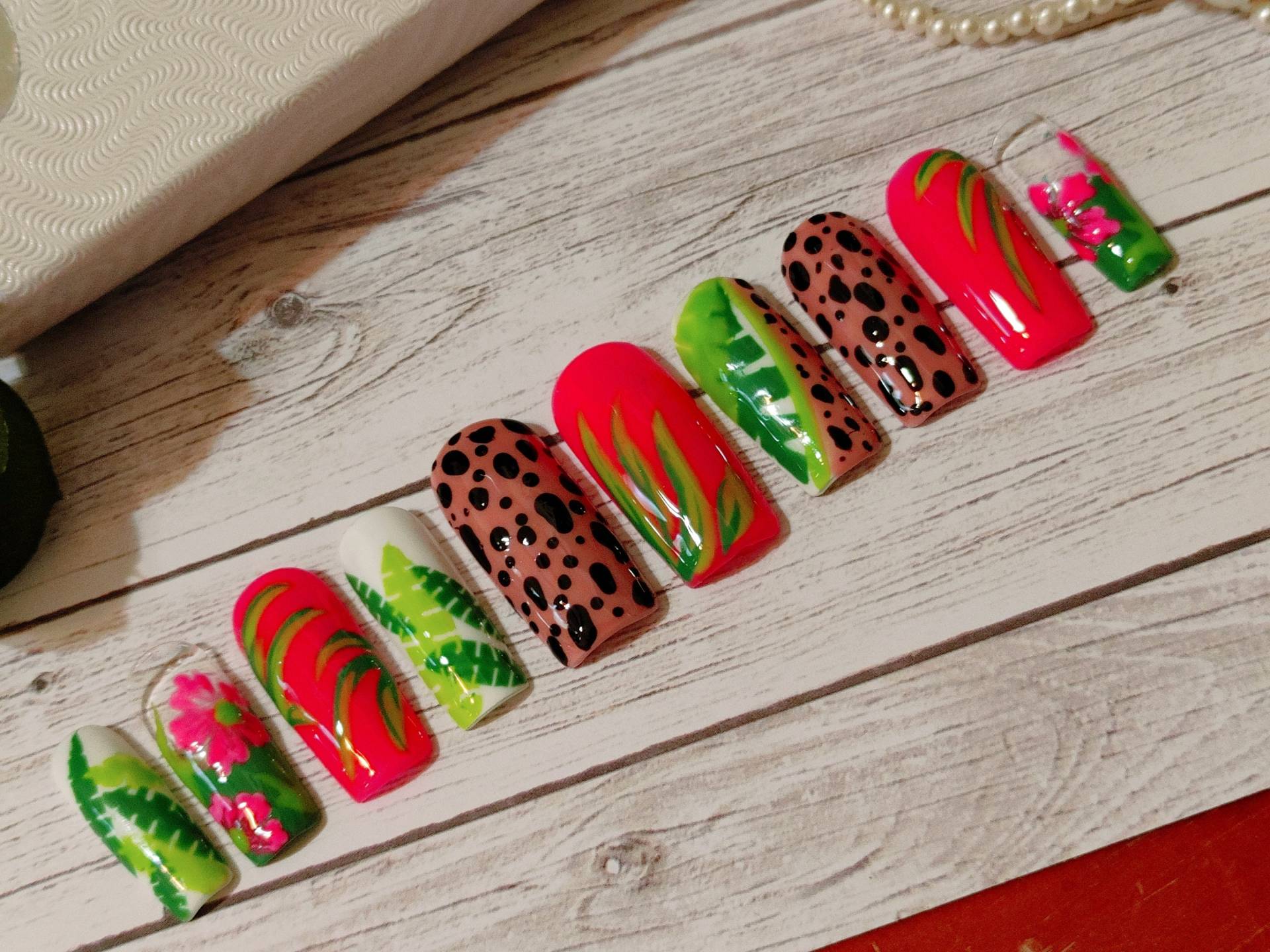 Tropical Oasis - Gepard Print Palmenblätter Und Farne Animal Nägel Press On Nails Pink Grün Neon Tropical Oasis - Gepard Print Palmenblätter Und Farne Animal Nägel Press On Nails Pink Grün Neon von SeaJaysNails