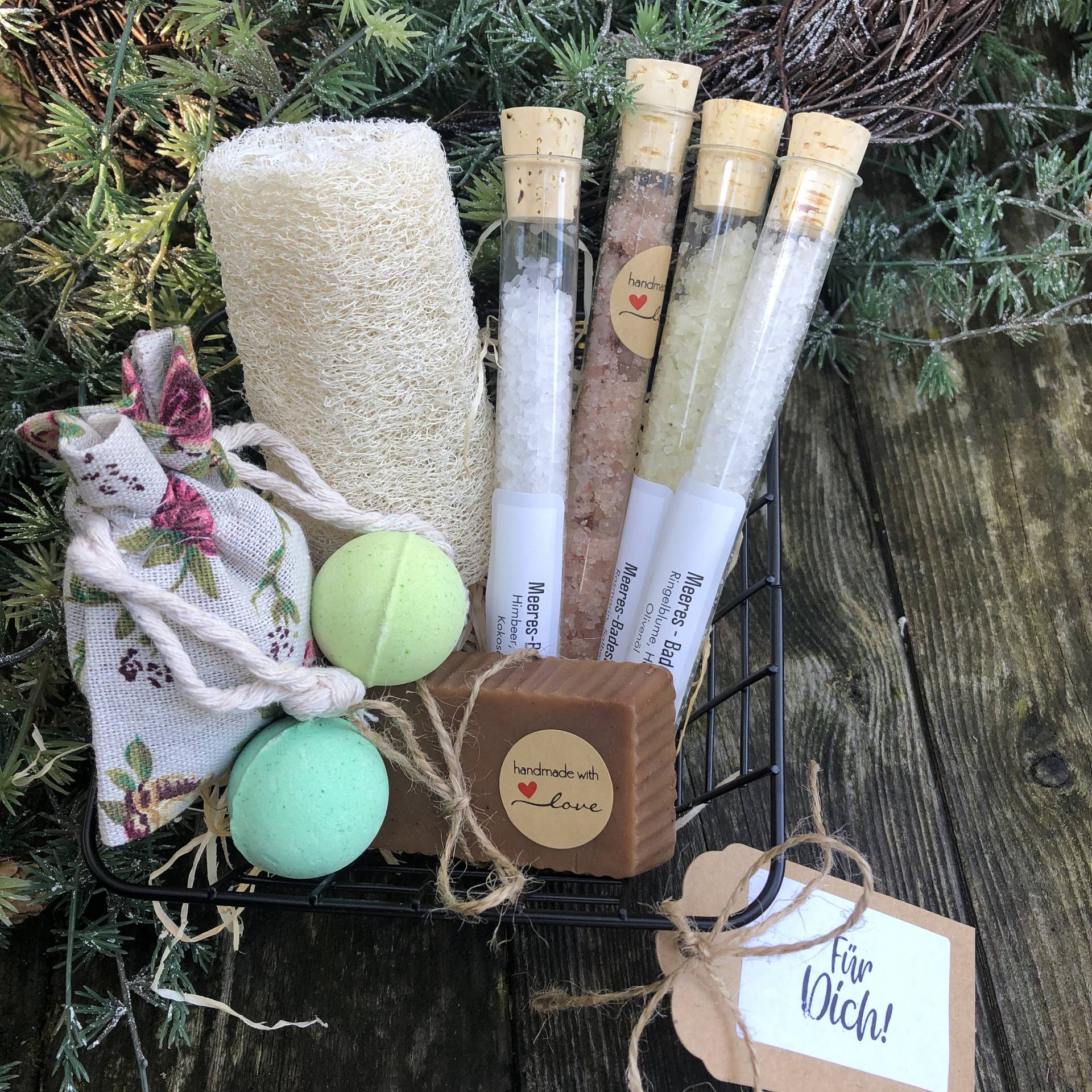 Natur Geschenke-Korb, Seife Mit Zimt, Badesalz Im Reagenzglas, Rose, Schwamm U.m Natur Geschenke-Korb, Seife Mit Zimt, Badesalz Im Reagenzglas, Rose, Schwamm U.m von SeelenZeit