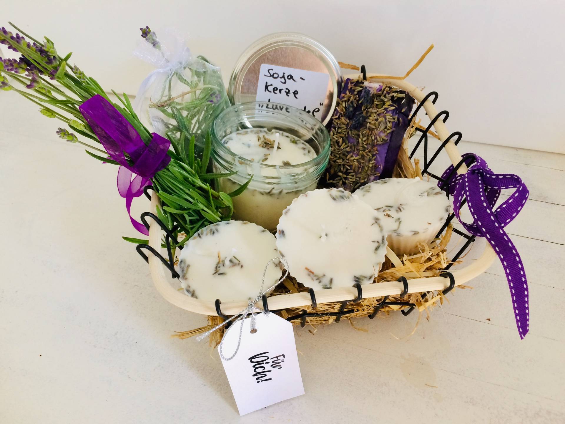 Natur Geschenke-Korb Lavendel, Seife, Sojawachs Kerzen Natur Geschenke-Korb Lavendel, Seife, Sojawachs Kerzen von SeelenZeit