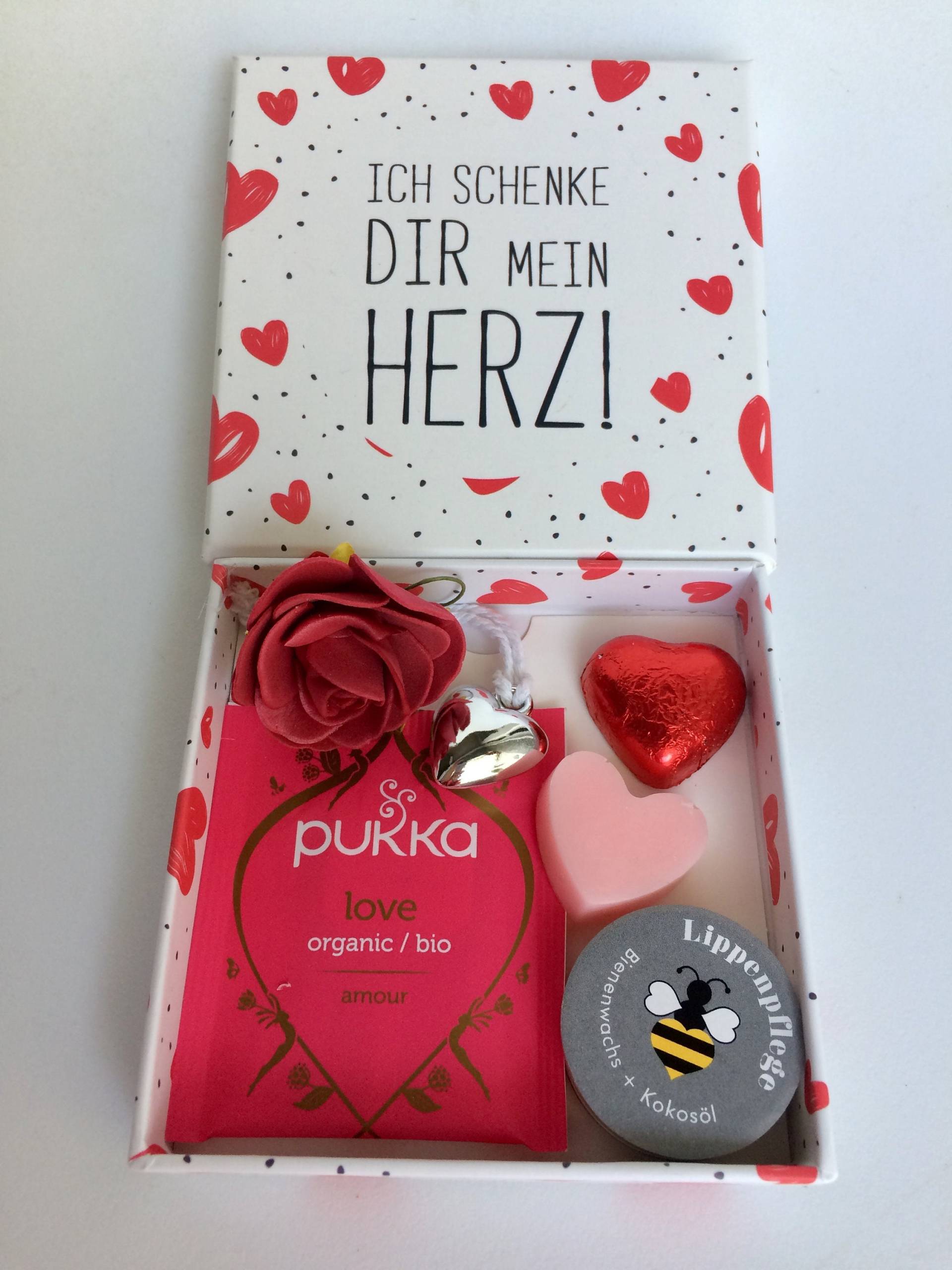 Valentinstag Geschenkbox Mit Herz, Liebe, Seife Und Naur Lippenbalsam Valentinstag Geschenkbox Mit Herz, Liebe, Seife Und Naur Lippenbalsam von SeelenZeit