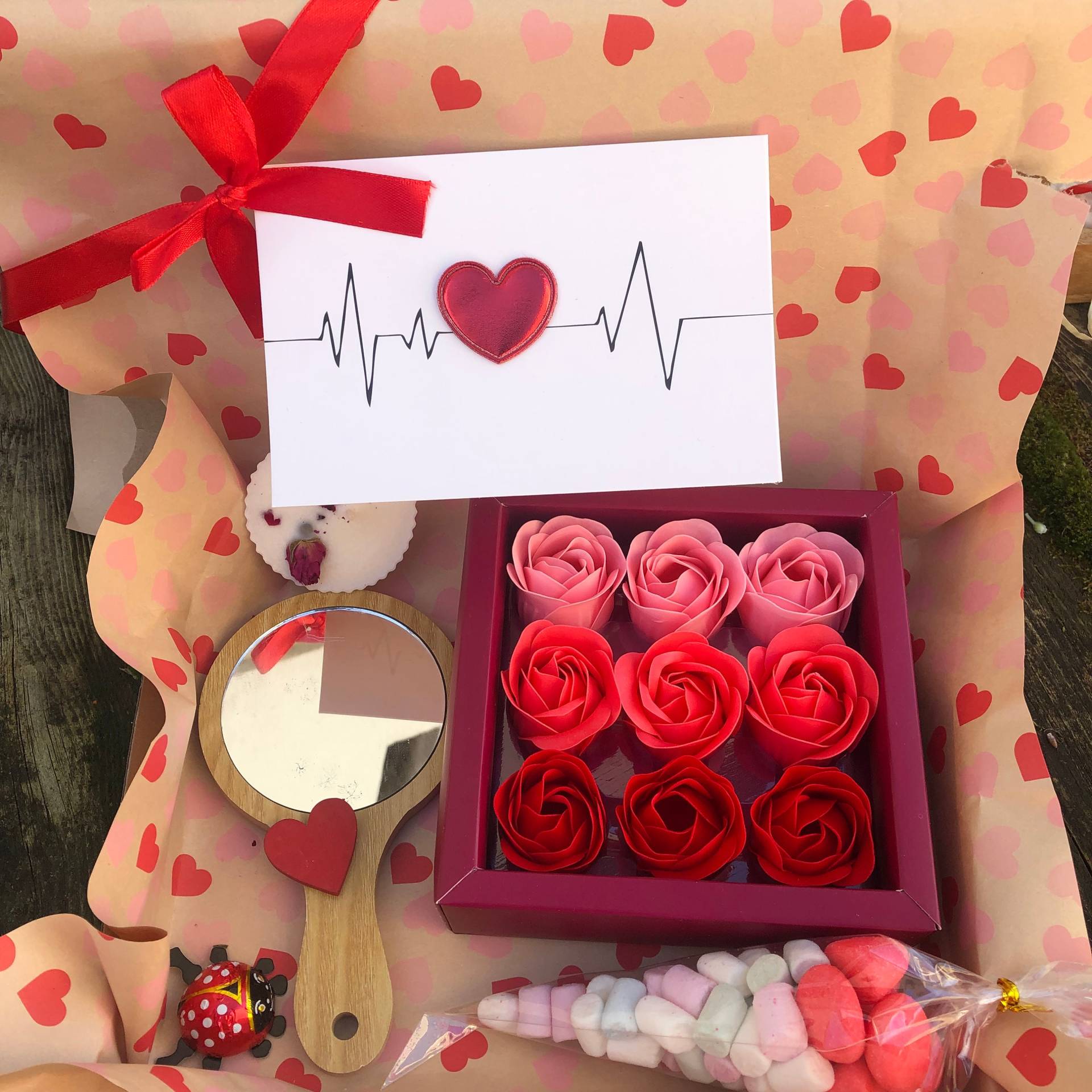 Valentinstag Liebesbox, Rosenseifen, Spiegel Aus Holz, Süßes, Rosenkerze Valentinstag Liebesbox, Rosenseifen, Spiegel Aus Holz, Süßes, Rosenkerze von SeelenZeit