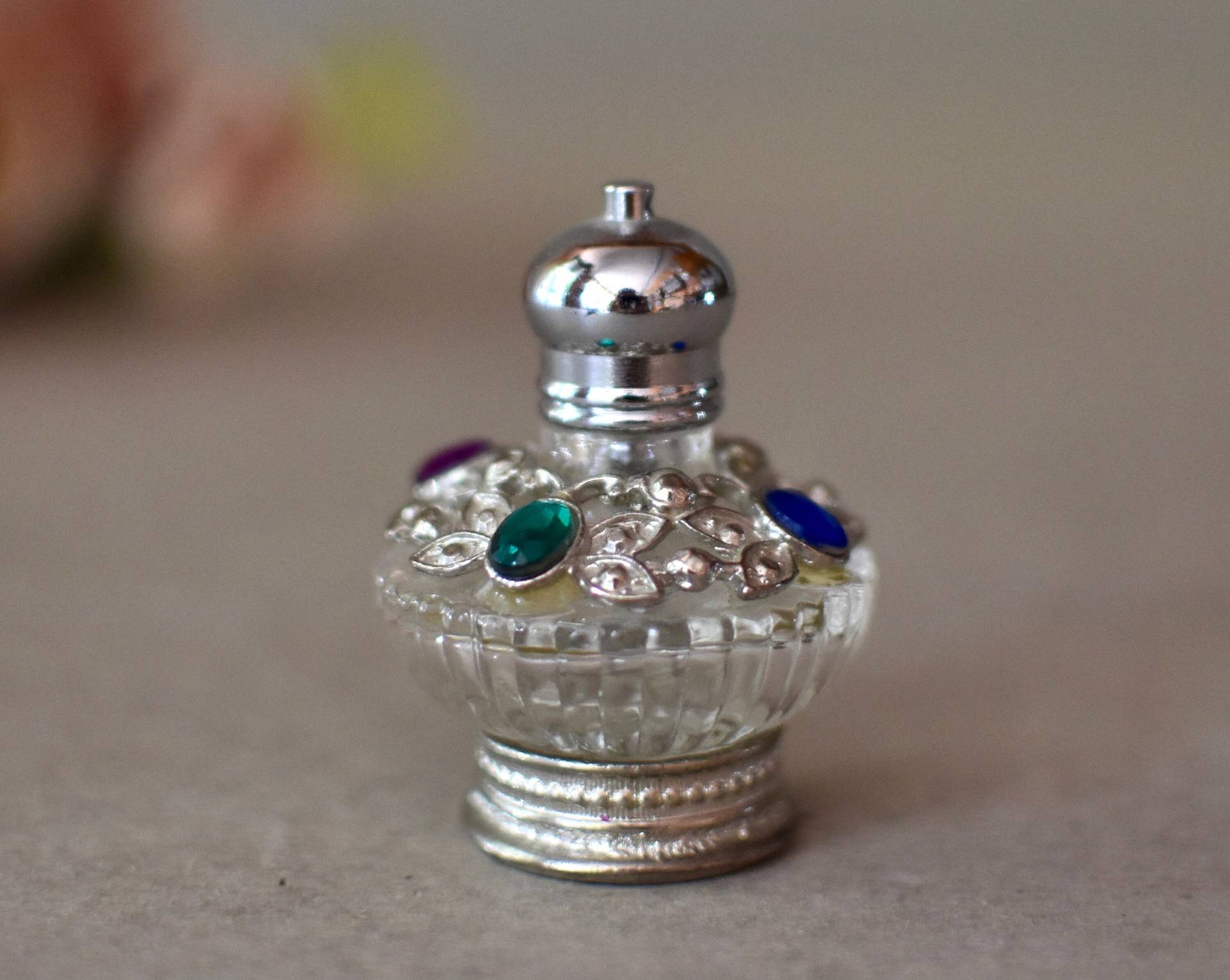 Vintage Glas Parfüm Flasche Frauen Geschenk Metall Blumen Art Deco Vintage Glas Parfüm Flasche Frauen Geschenk Metall Blumen Art Deco von SekulidisAntiques