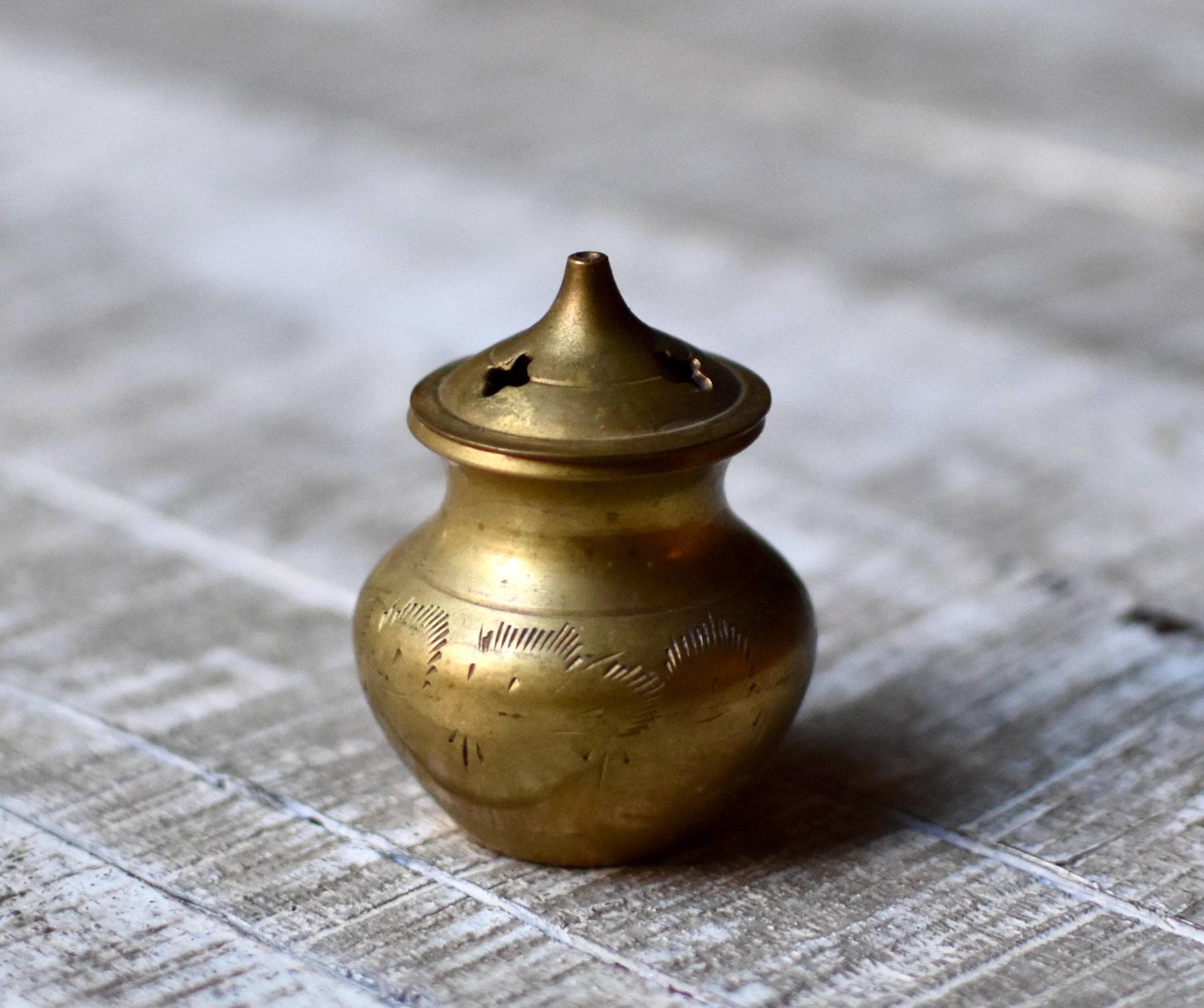 Vintage Messing Kleine Aroma Glas Retro Indien Diffusor Vintage Messing Kleine Aroma Glas Retro Indien Diffusor von SekulidisAntiques