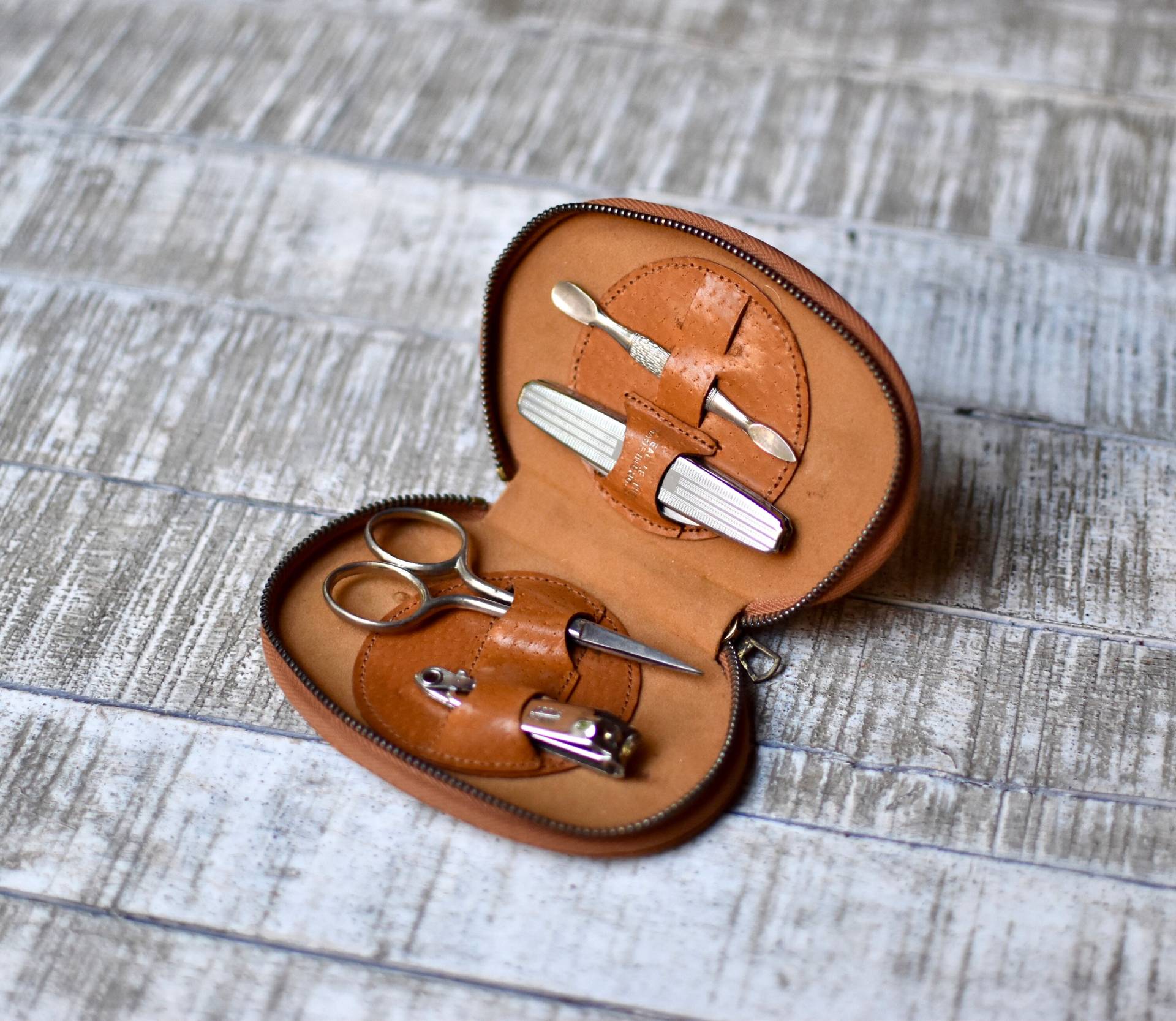 Vintage Nagelpflege Set Süßer Pediküre Nagelhaut Kit Leder Etui Vintage Nagelpflege Set Süßer Pediküre Nagelhaut Kit Leder Etui von SekulidisAntiques