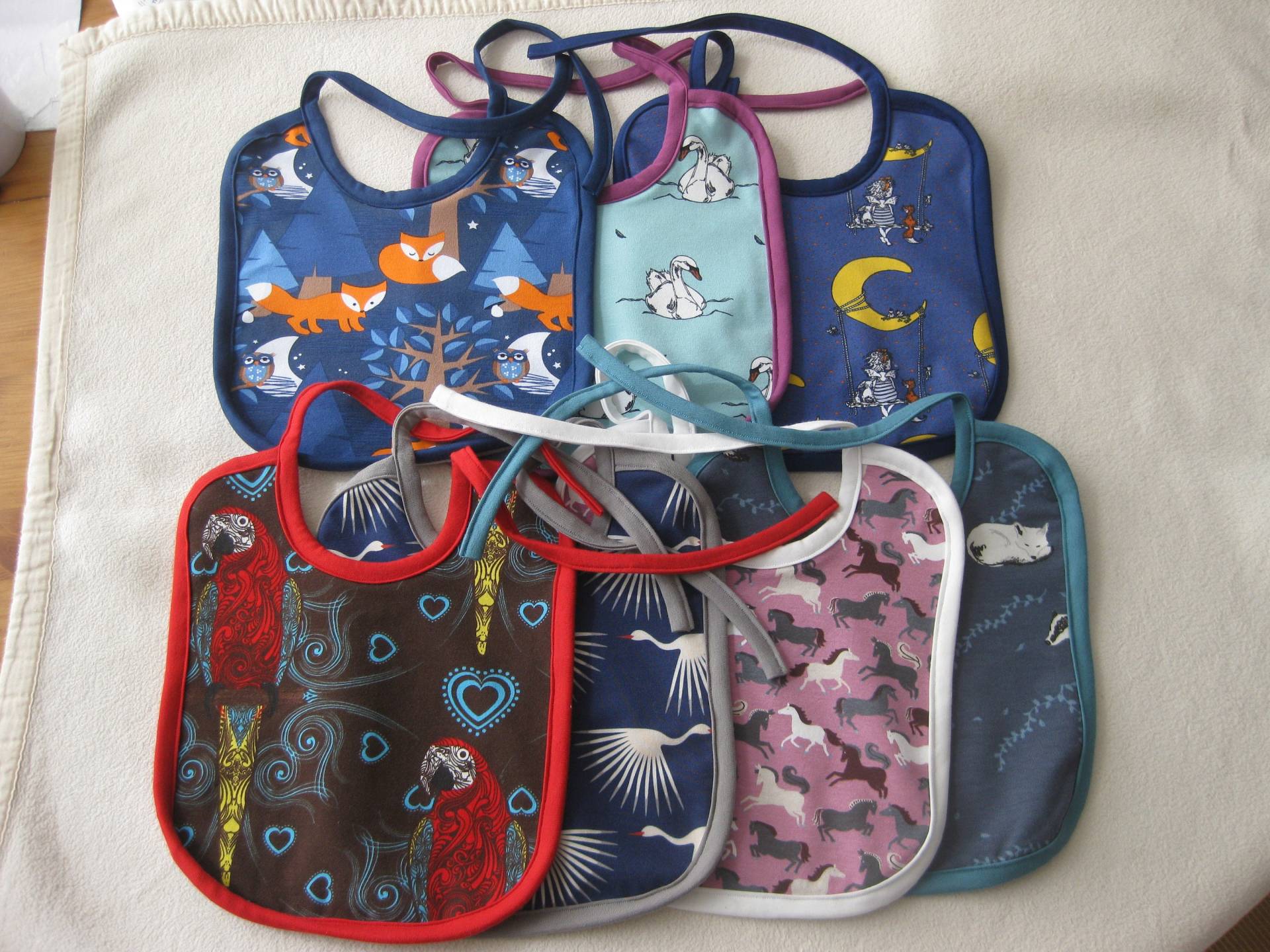 Bio Baby Lätzchen Polarfuchs, Papagei, Pferde, Schwäne, Kranich, Motiv Auswahl, Frottee Rückseite Bio Baby Lätzchen Polarfuchs, Papagei, Pferde, Schwäne, Kranich, Motiv Auswahl, Frottee Rückseite von Sembini