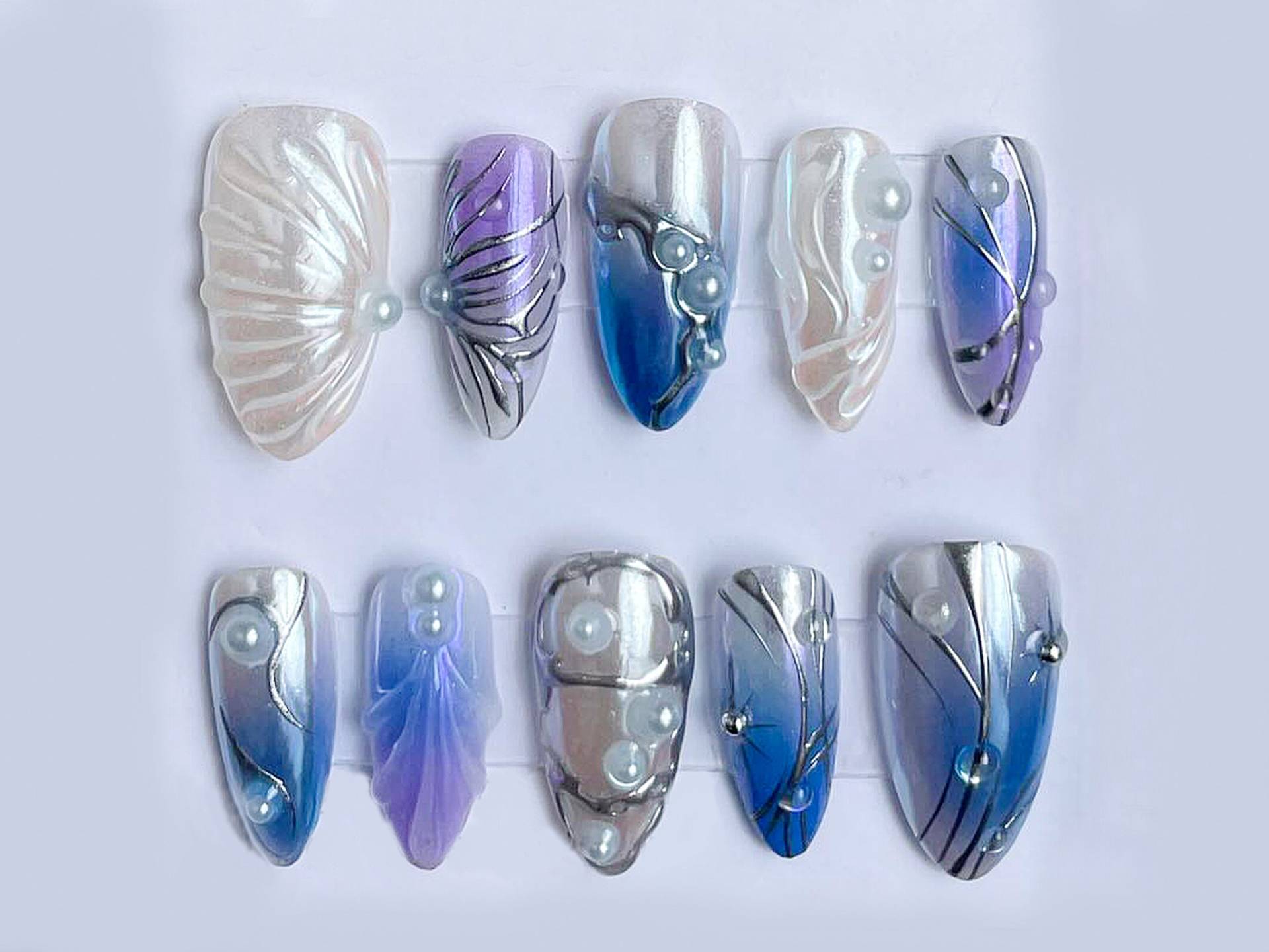 Benutzerdefinierte Freestyle Press On Nägel | Blau Und Lila Nagel-Set Funkelnde Edelsteine 3D Silber Gel Ein Blickfang Mandel Jc313A Benutzerdefinierte Freestyle Press On Nägel | Blau Und Lila Nagel-Set Funkelnde Edelsteine 3D Silber Gel Ein Blickfang Mandel Jc313A von SevenNailArt