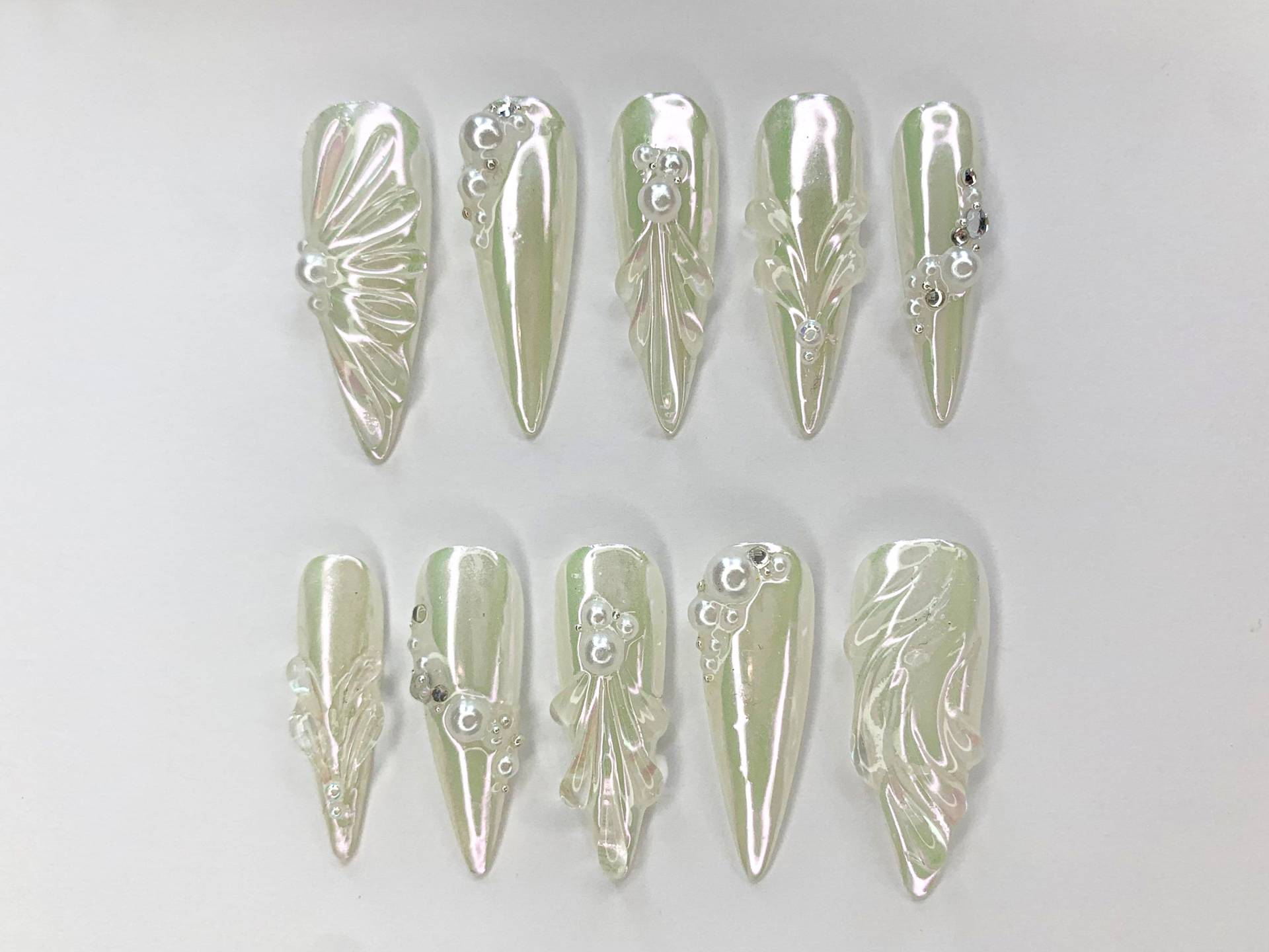 Free Style 3D Gel Und Weiße Perle Lange Almond Press On Nails | Handgemalte Gothic Fake Nägel Y2K Emo Chrom Hochzeitsnägel |Jc466Sv Free Style 3D Gel Und Weiße Perle Lange Almond Press On Nails | Handgemalte Gothic Fake Nägel Y2K Emo Chrom Hochzeitsnägel |Jc466Sv von SevenNailArt