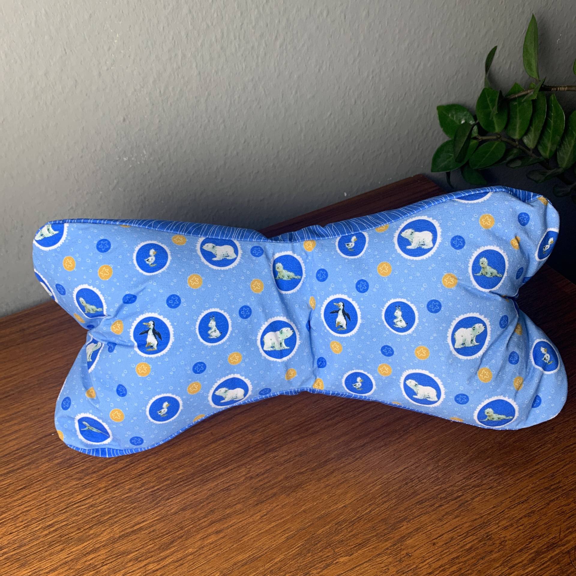 Leseknochen - Der Kleine Eisbär Lars Der Nackenkissen Buchstütze Buchkissen Leseknochen - Der Kleine Eisbär Lars Der Nackenkissen Buchstütze Buchkissen von Shakramee